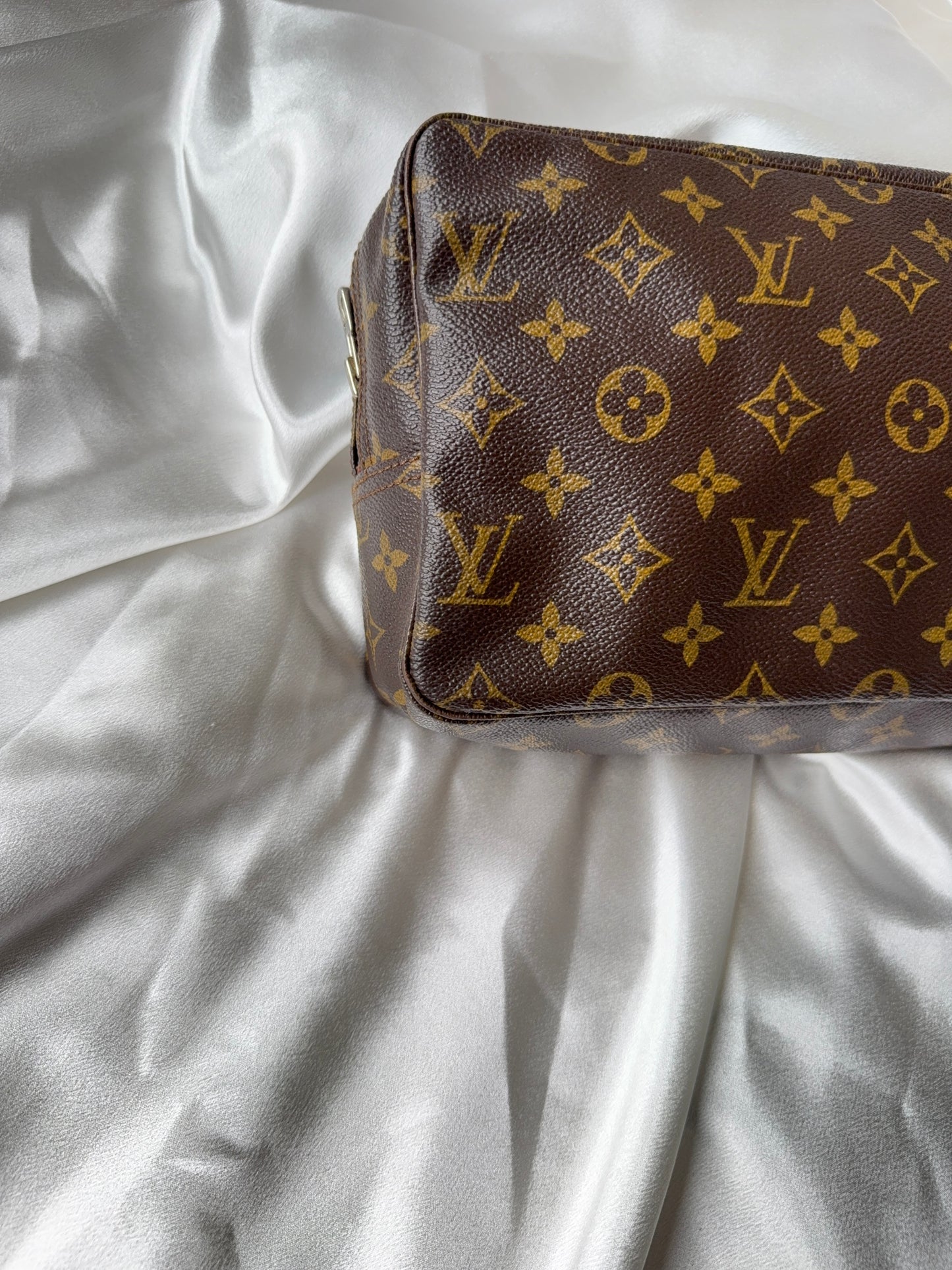 Louis Vuitton trousse 28 toilette