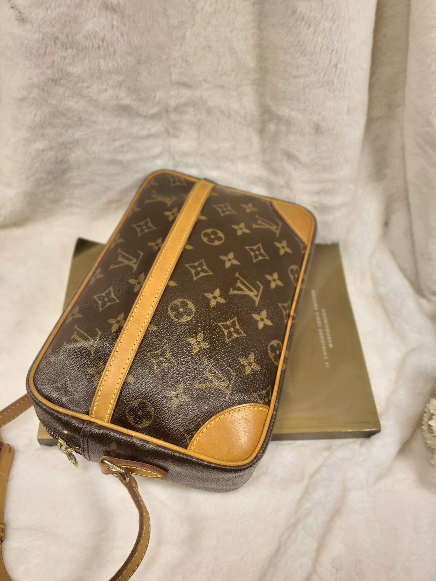 Authentic pre-owned Louis Vuitton Trocadero 23 crossbody shoulder bag