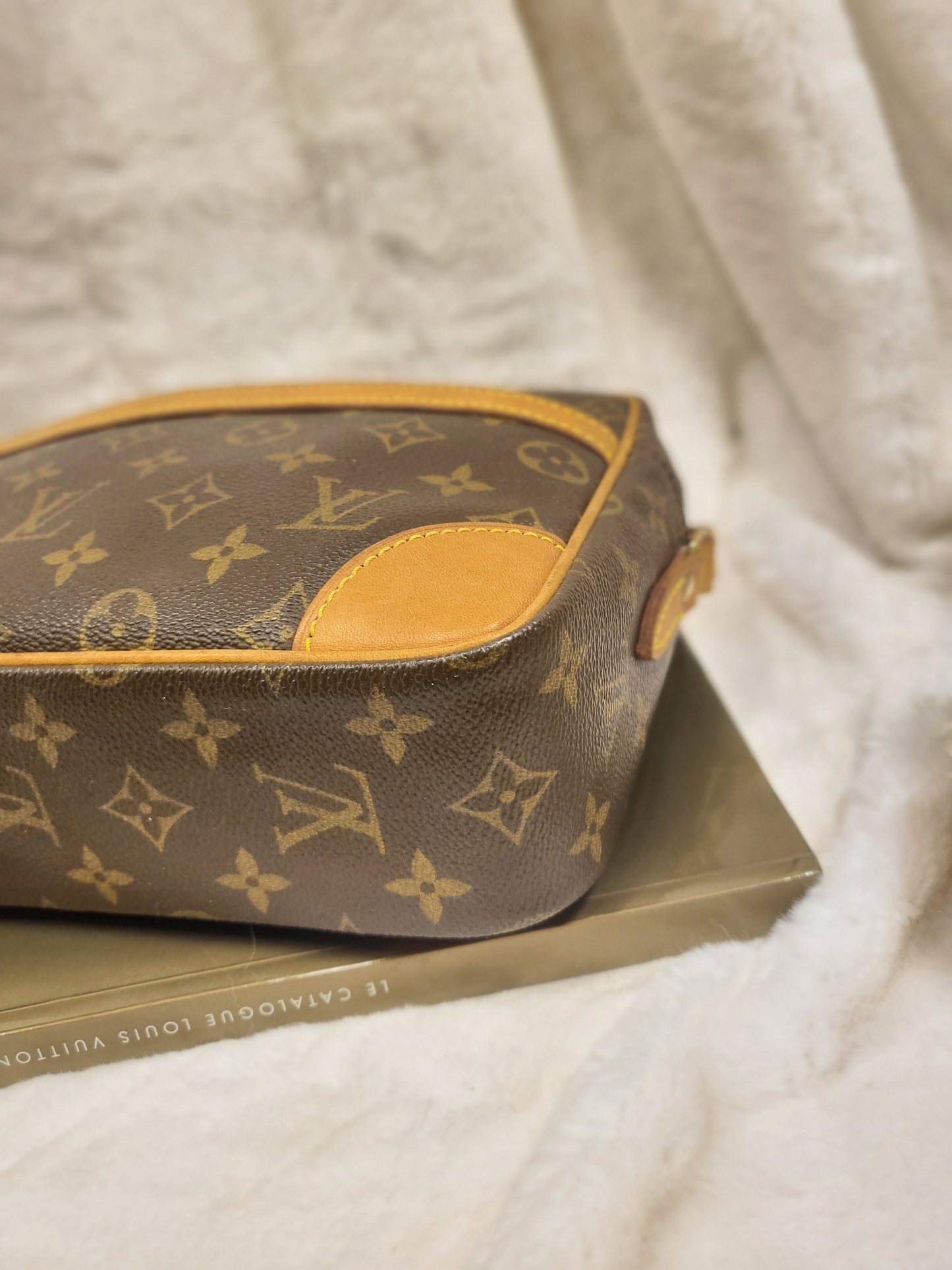 Authentic pre-owned Louis Vuitton Trocadero 23 crossbody shoulder bag