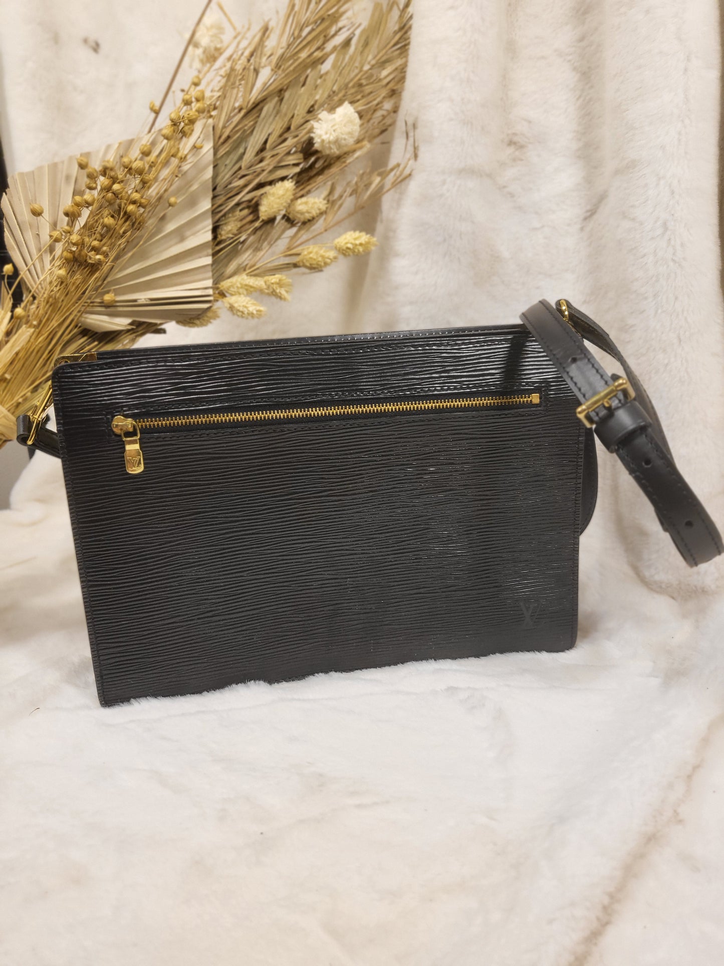 Authentic pre-owned Louis Vuitton Enghien Noir epi crossbody shoulder bag