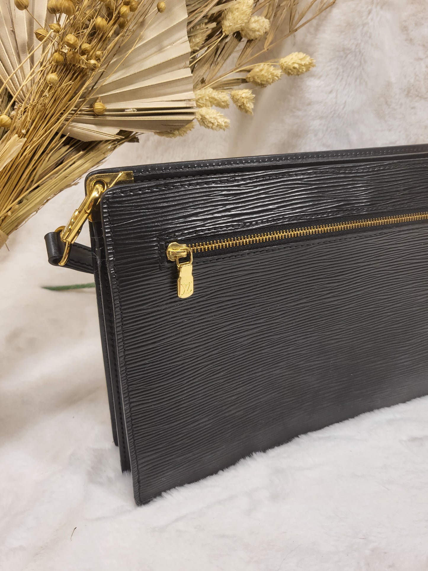 Authentic pre-owned Louis Vuitton Enghien Noir epi crossbody shoulder bag