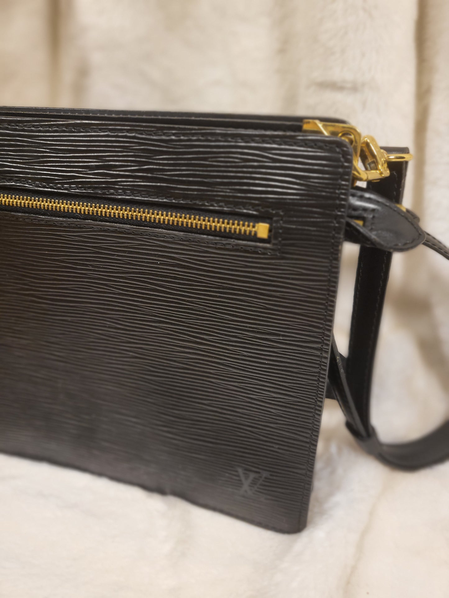 Authentic pre-owned Louis Vuitton Enghien Noir epi crossbody shoulder bag
