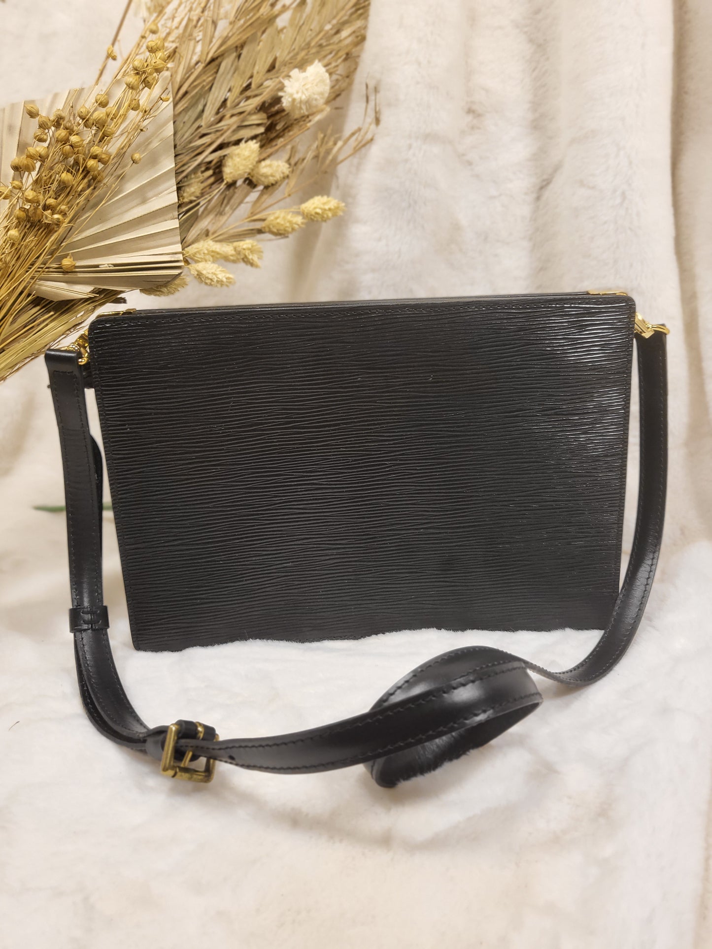 Authentic pre-owned Louis Vuitton Enghien Noir epi crossbody shoulder bag