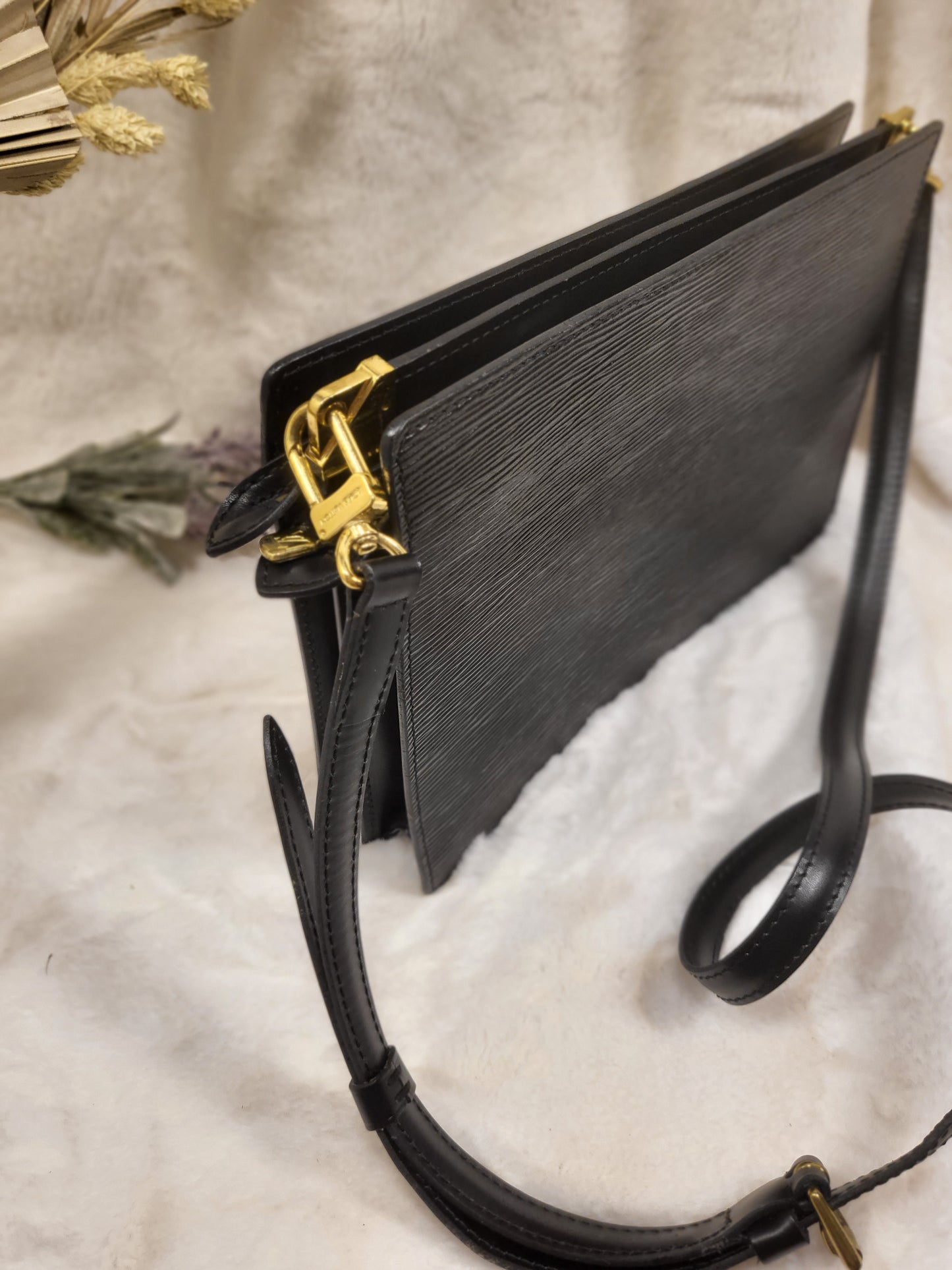Authentic pre-owned Louis Vuitton Enghien Noir epi crossbody shoulder bag