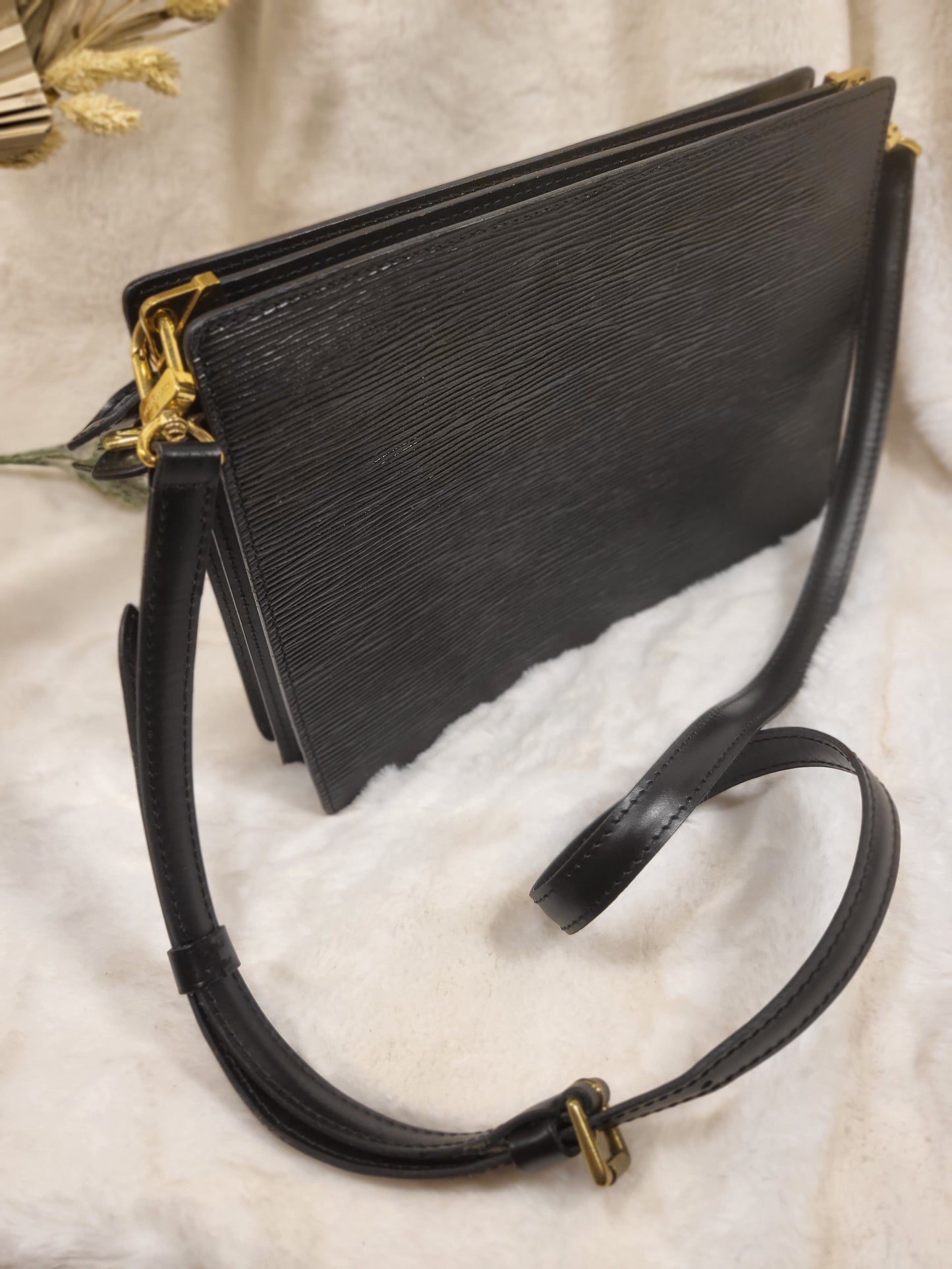 Authentic pre-owned Louis Vuitton Enghien Noir epi crossbody shoulder bag