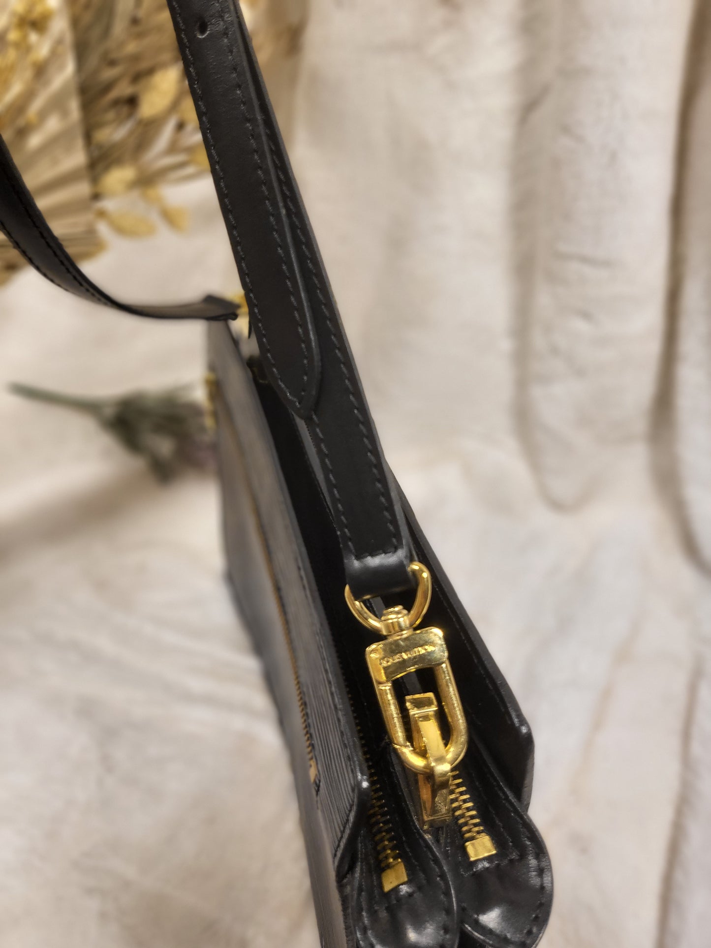 Authentic pre-owned Louis Vuitton Enghien Noir epi crossbody shoulder bag