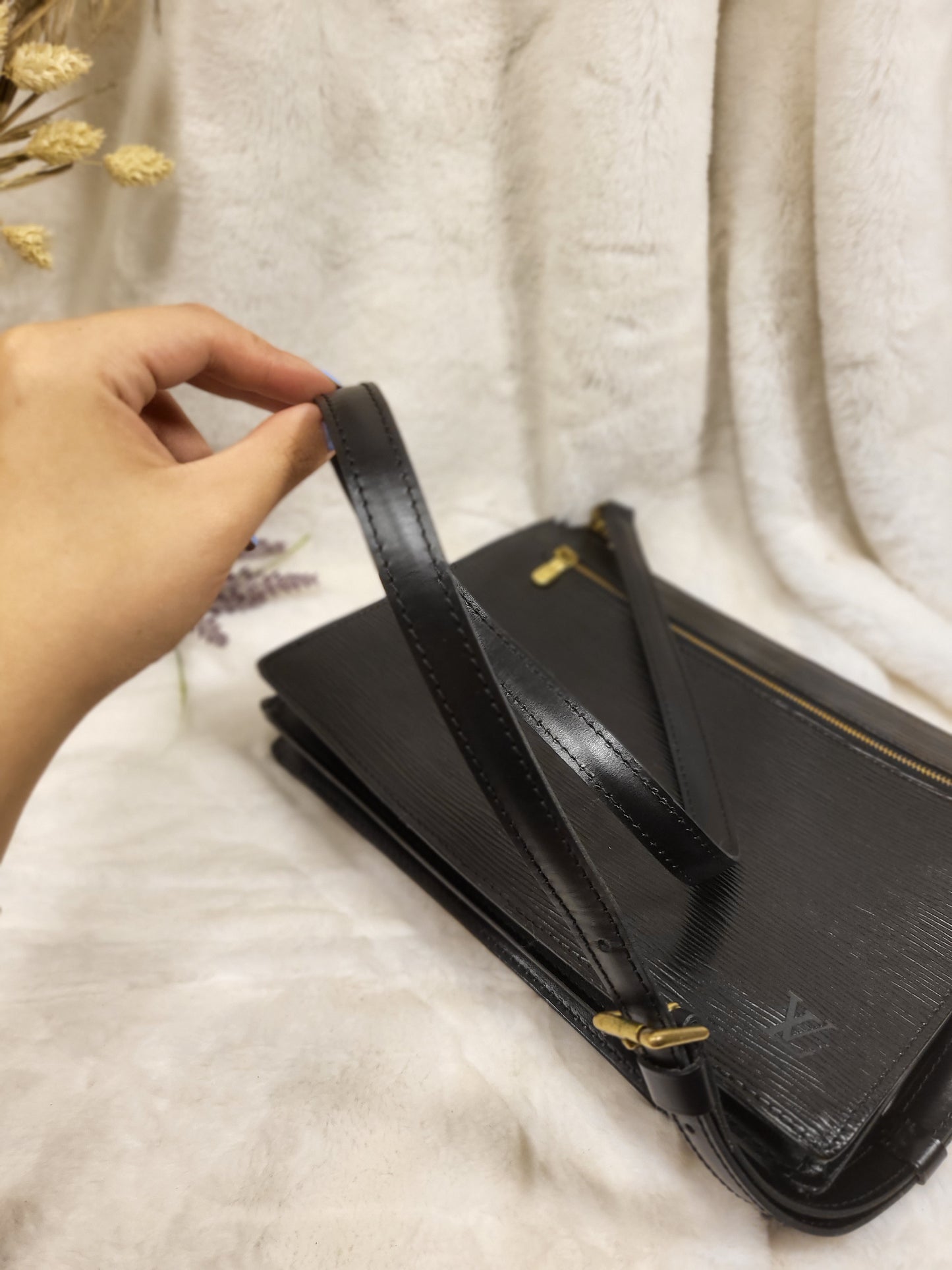 Authentic pre-owned Louis Vuitton Enghien Noir epi crossbody shoulder bag