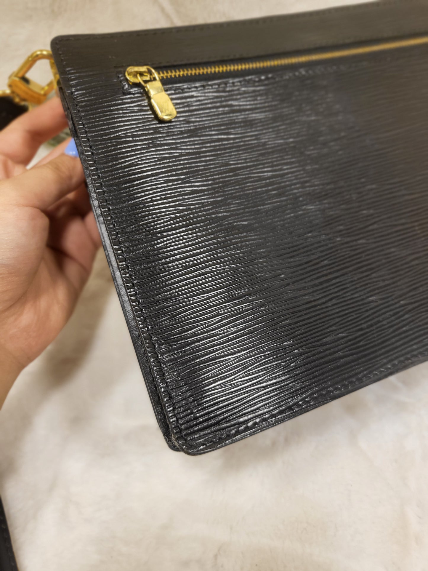 Authentic pre-owned Louis Vuitton Enghien Noir epi crossbody shoulder bag