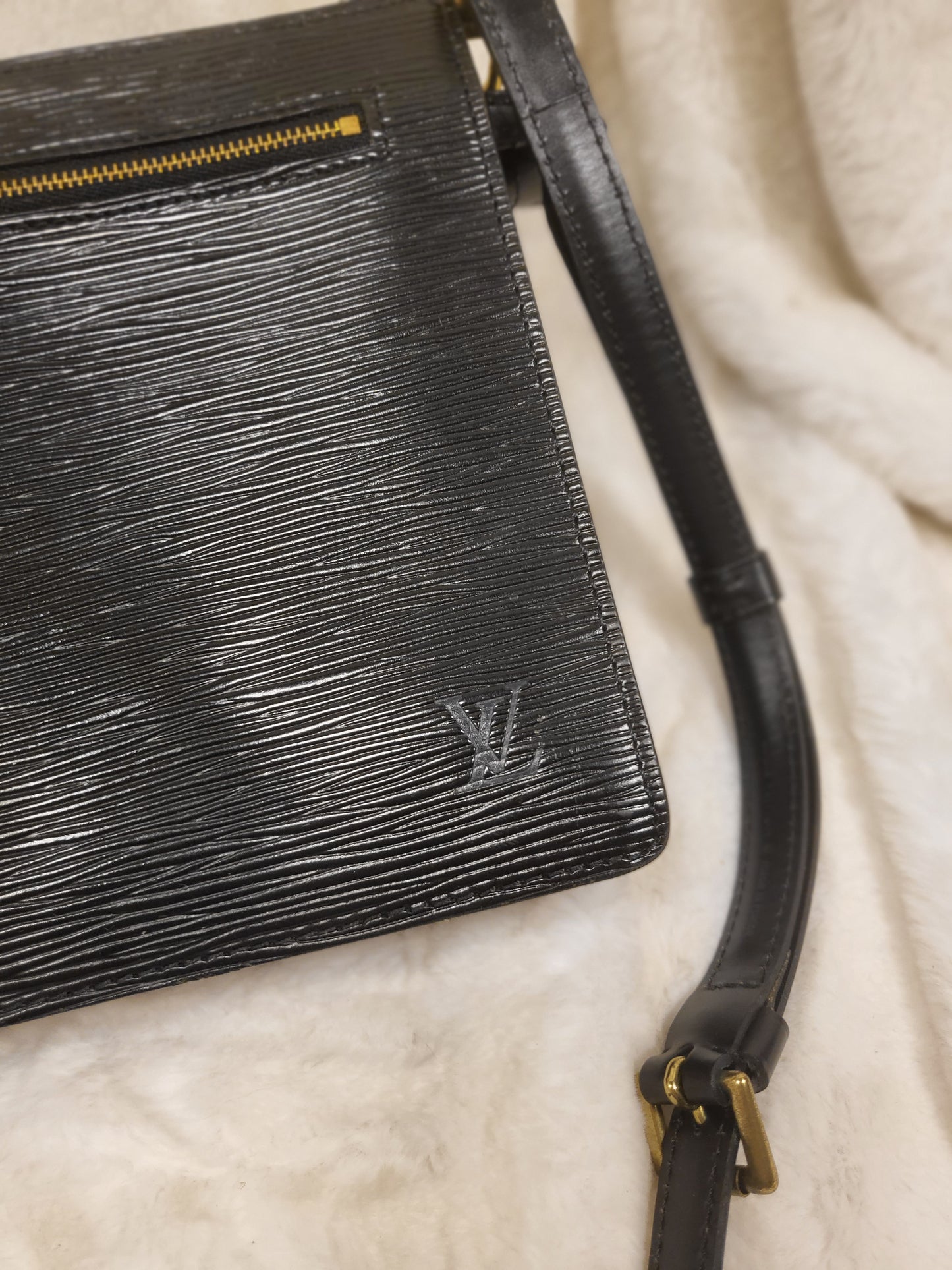 Authentic pre-owned Louis Vuitton Enghien Noir epi crossbody shoulder bag