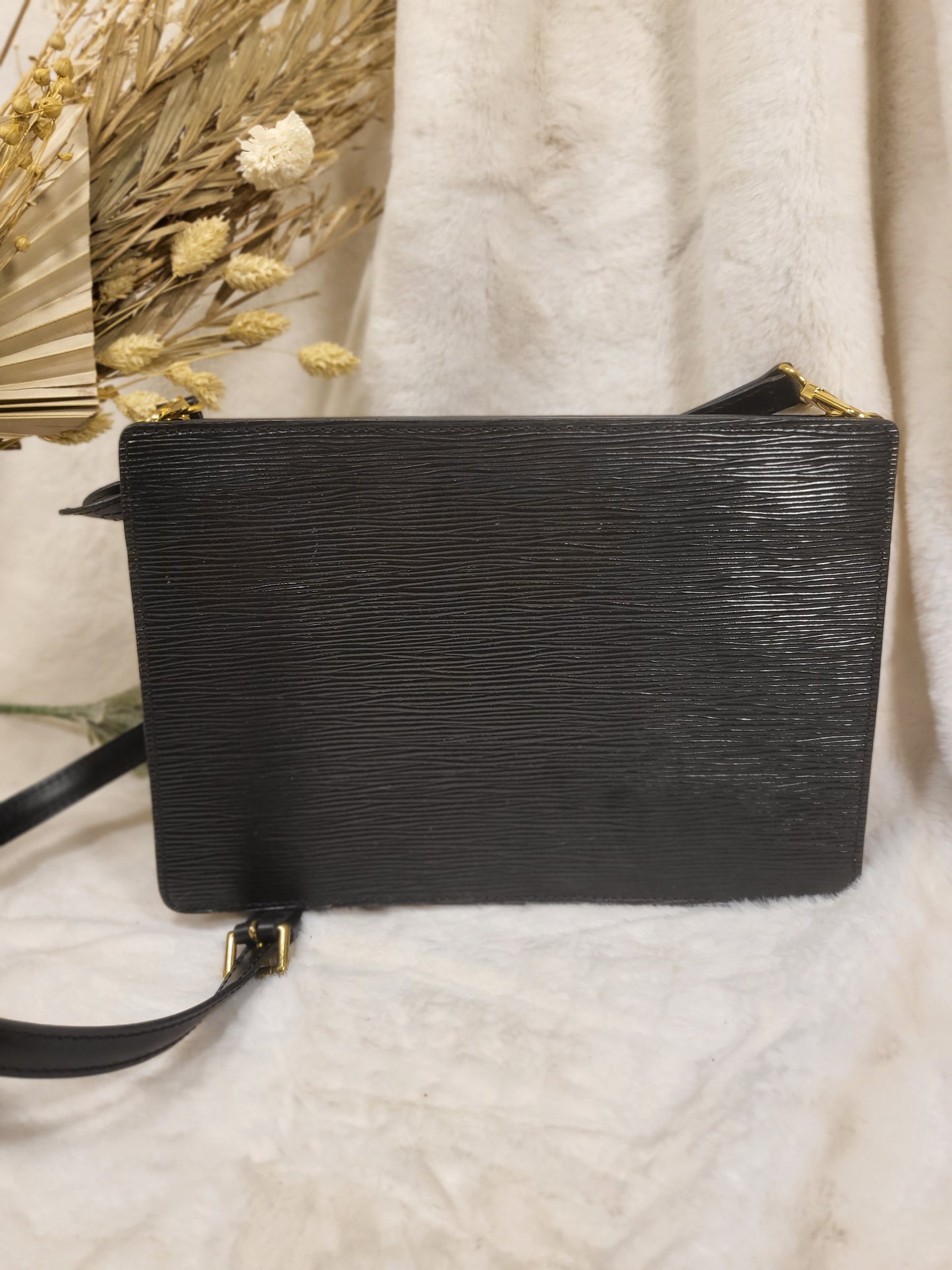 Authentic pre-owned Louis Vuitton Enghien Noir epi crossbody shoulder bag