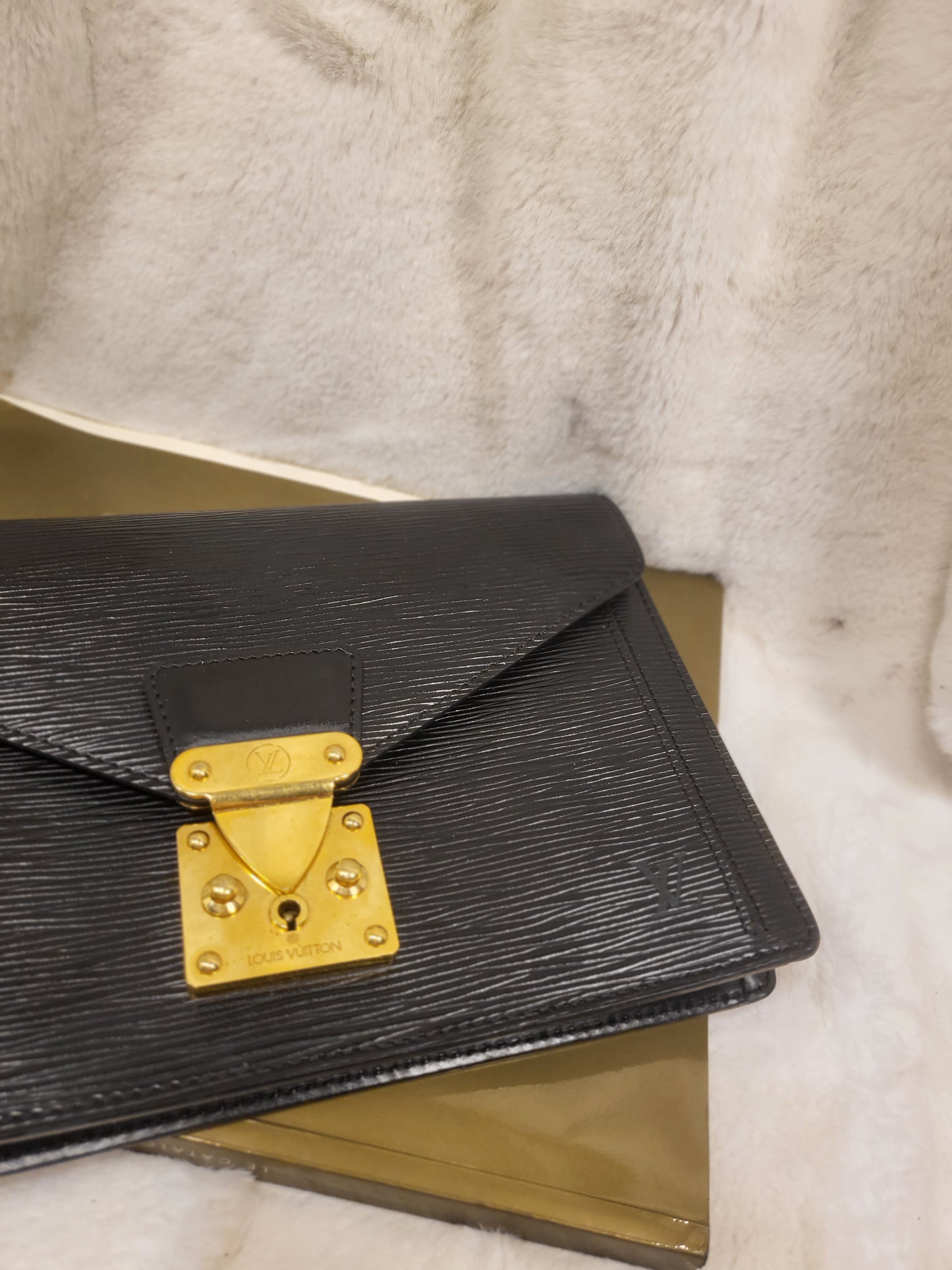 Authentic pre-owned Louis Vuitton Serie Dragonne epi black noir clutch