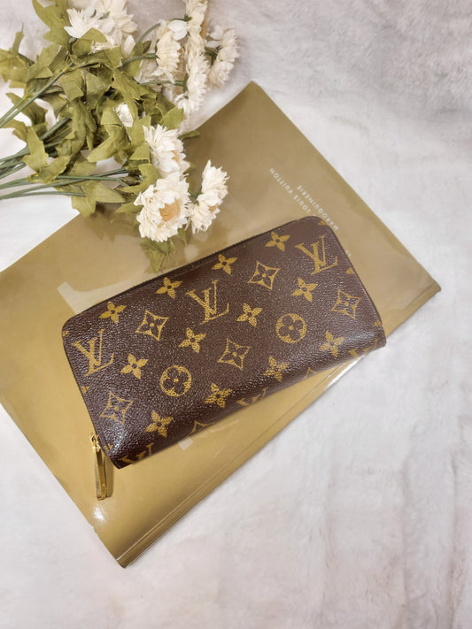 Authentic pre-owned Louis Vuitton zippy wallet