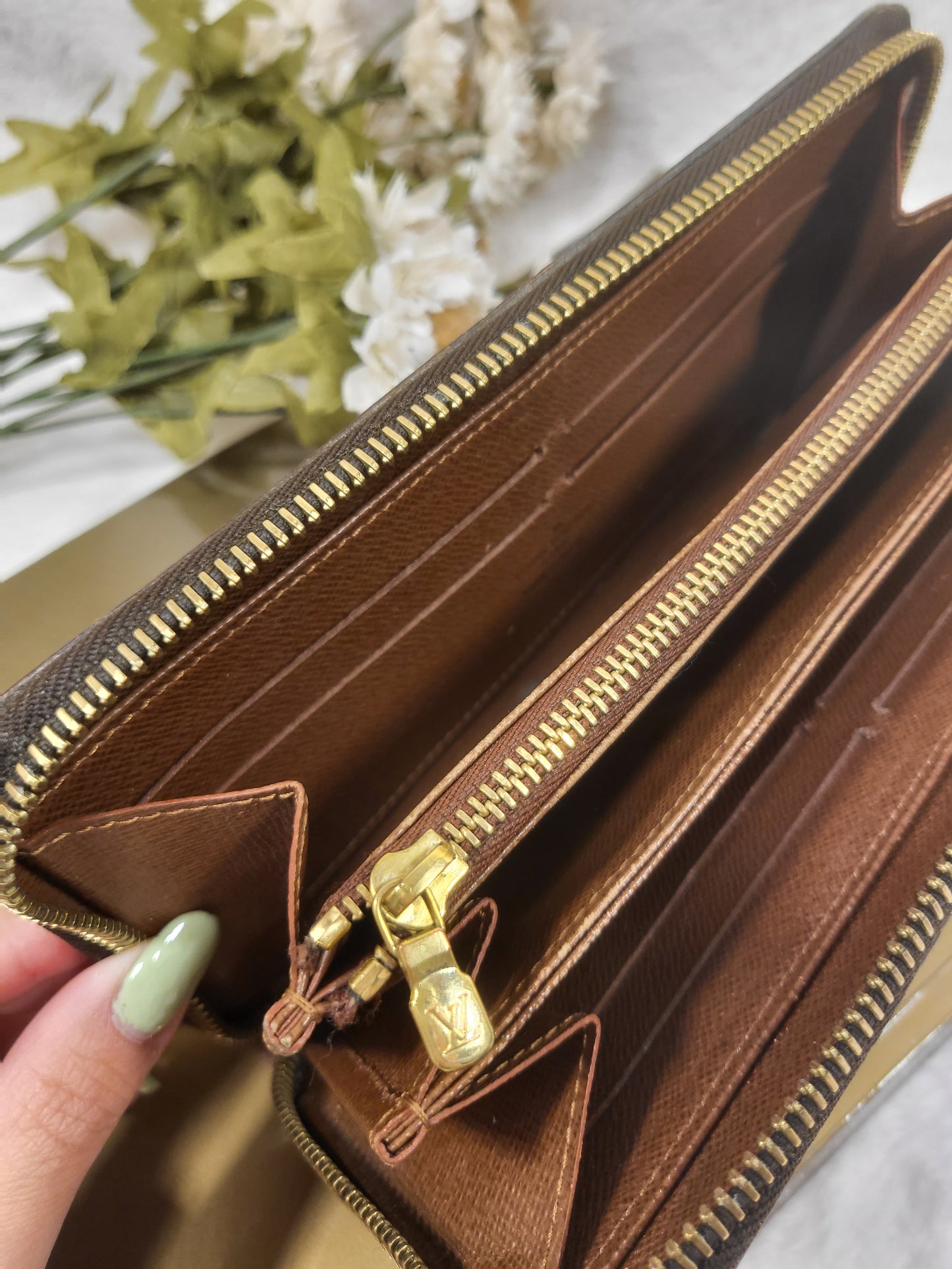 Authentic pre-owned Louis Vuitton zippy wallet