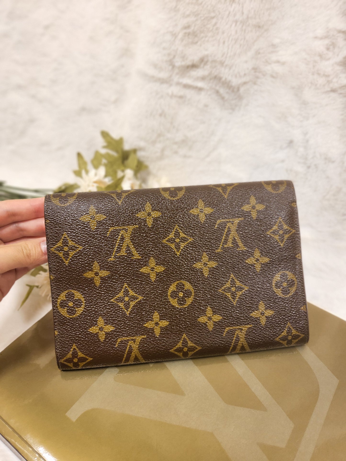 Authentic pre-owned Louis Vuitton Pochette passport waller