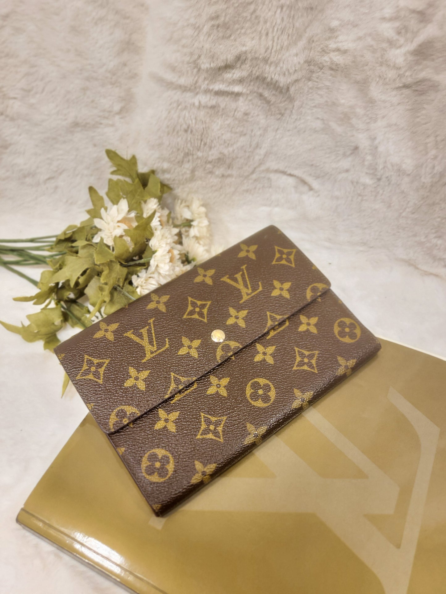 Authentic pre-owned Louis Vuitton Pochette passport waller