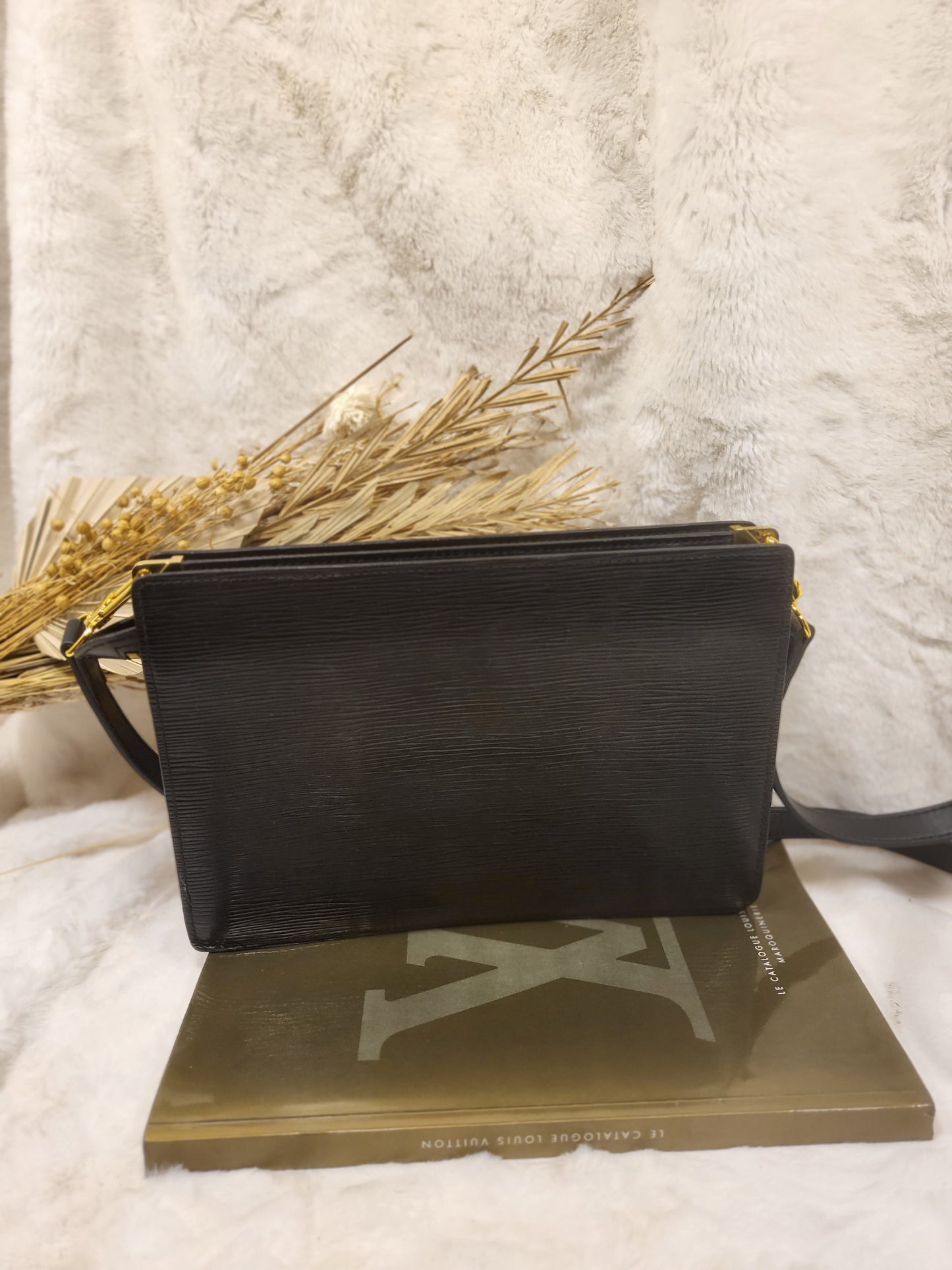 Authentic pre-owned Louis Vuitton Enghien epi noir crossbody shoulder bag