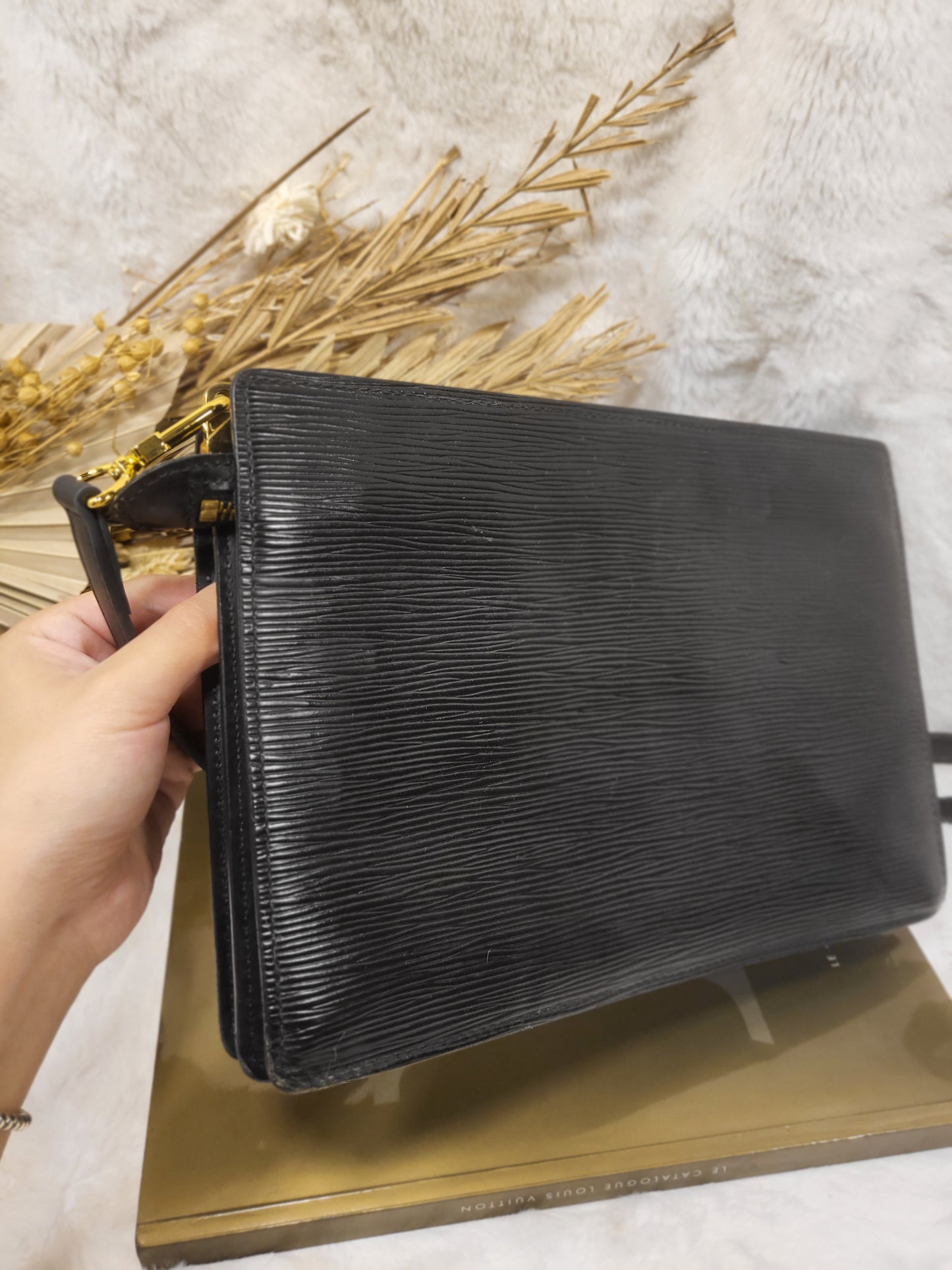 Authentic pre-owned Louis Vuitton Enghien epi noir crossbody shoulder bag