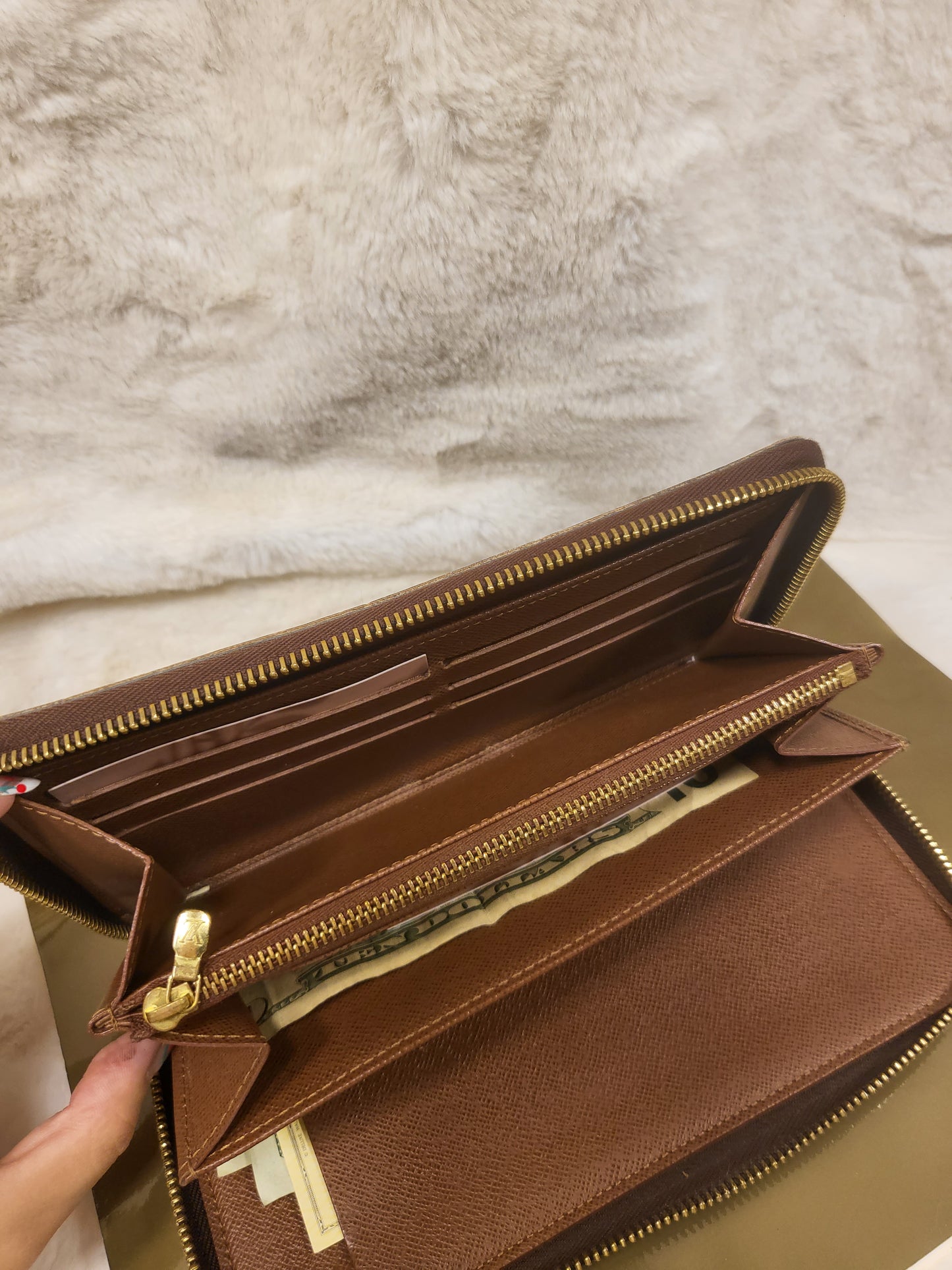 Authentic pre-owned Louis Vuitton zippy travel organizer