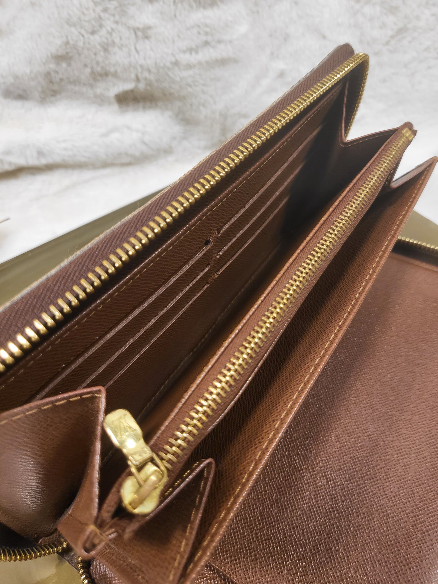 Authentic pre-owned Louis Vuitton zippy travel organizer