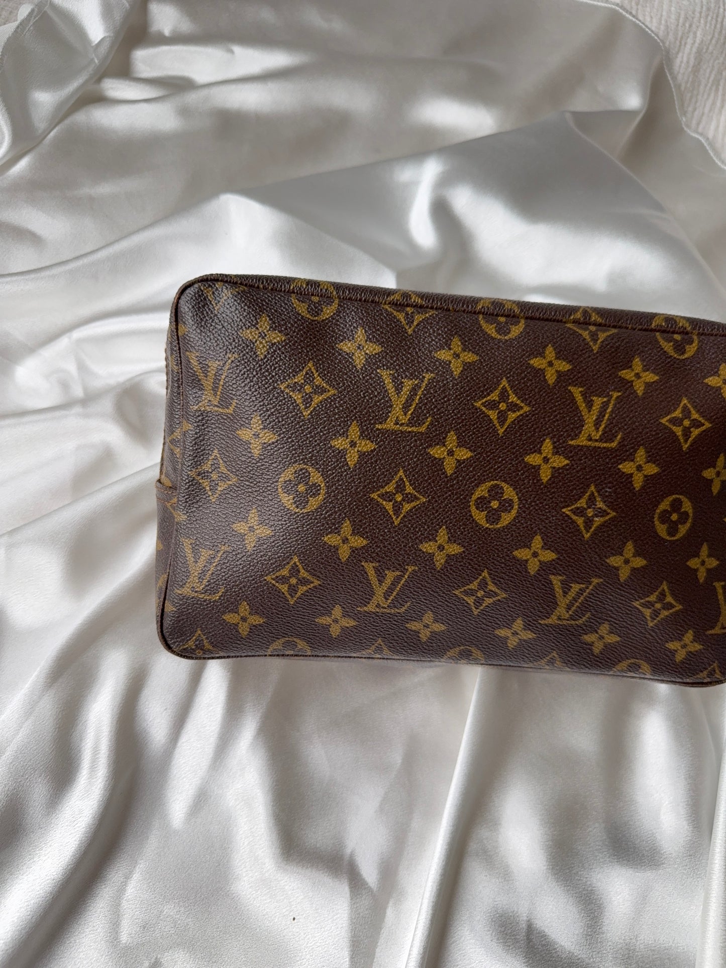 Louis Vuitton trousse 28 toilette
