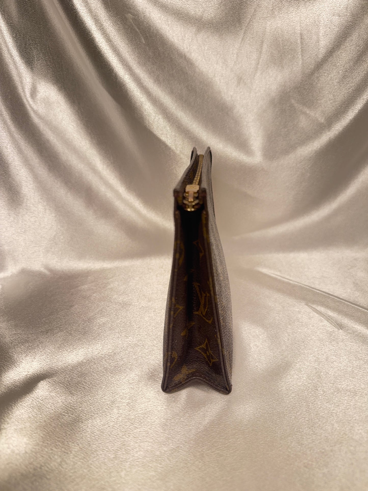 Louis Vuitton Toiletry 19