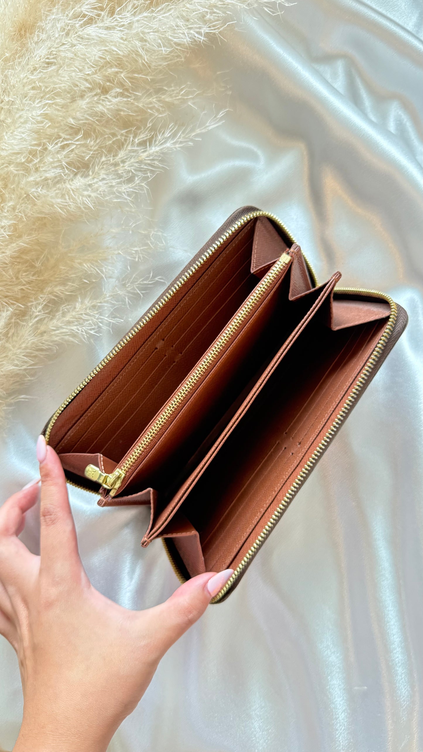 Louis Vuitton zippy compact wallet