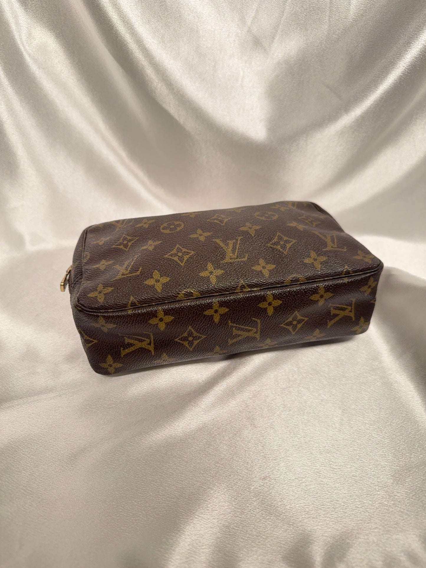 Louis Vuitton Trouss 23 cosmetic pouch
