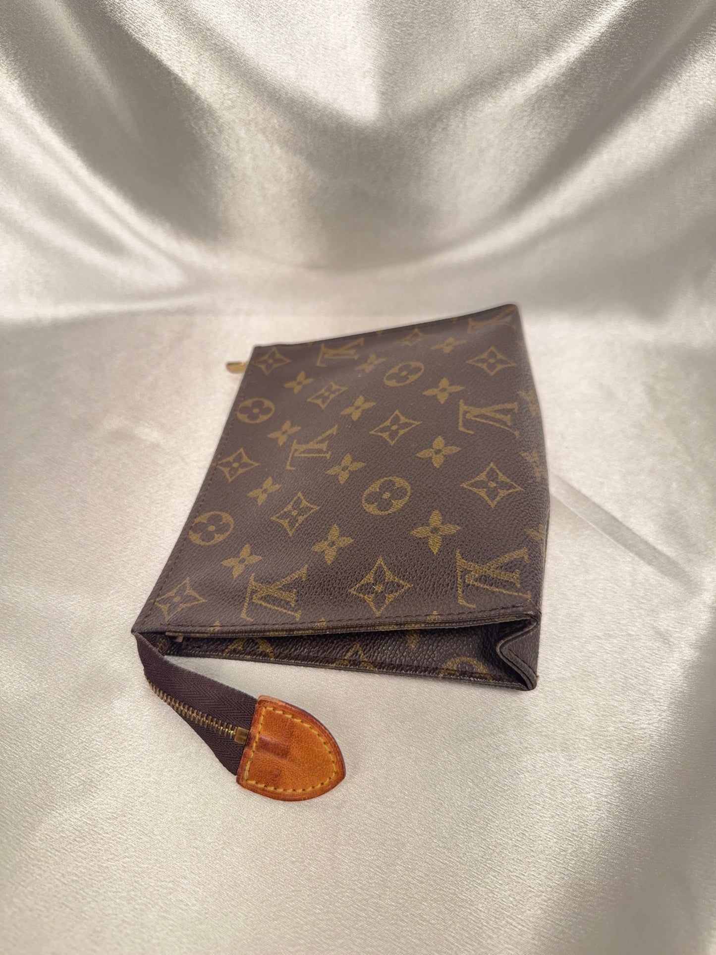 Louis Vuitton Toiletry 19