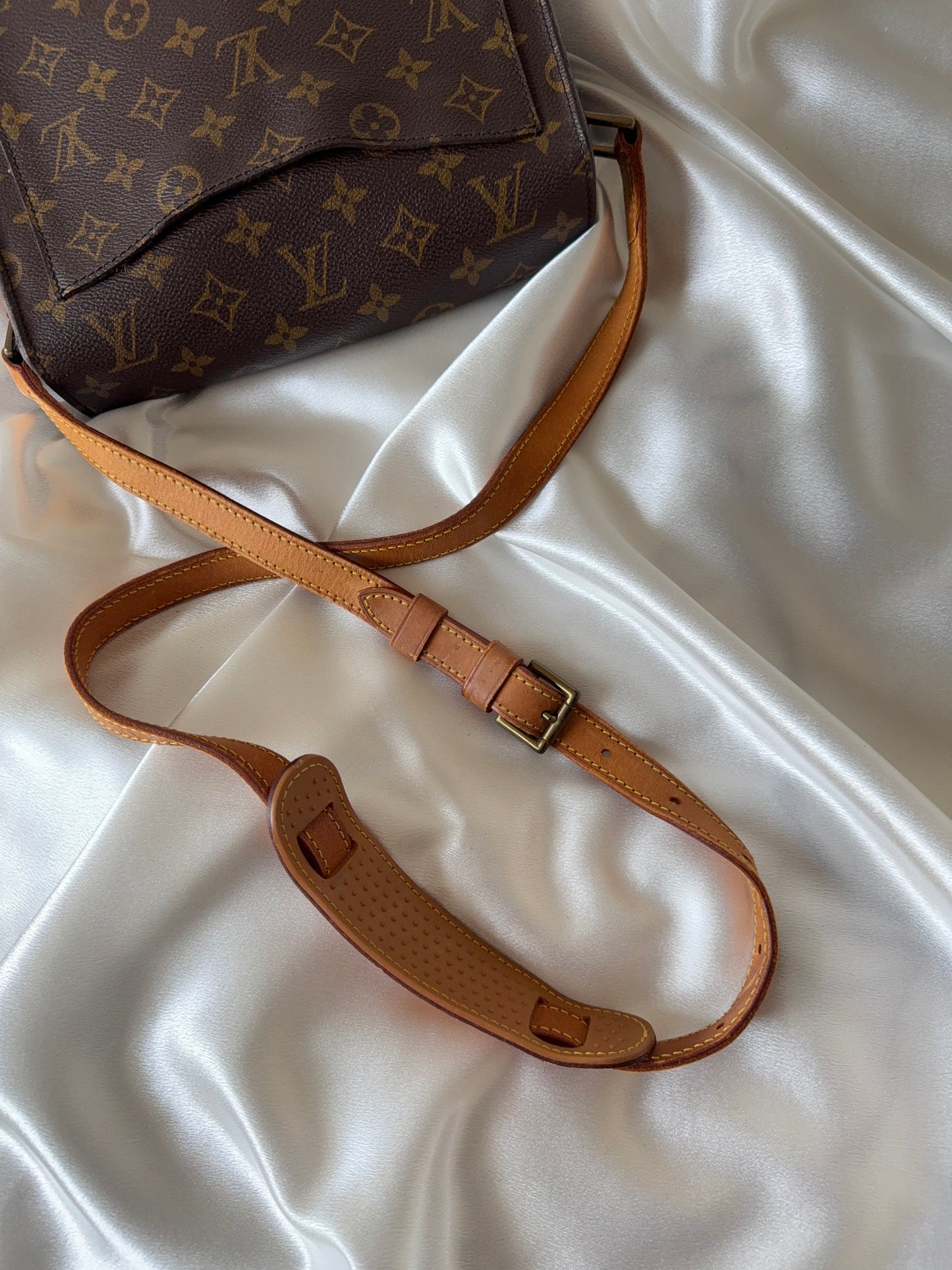 Louis Vuitton st Cloud GM crossbody bag