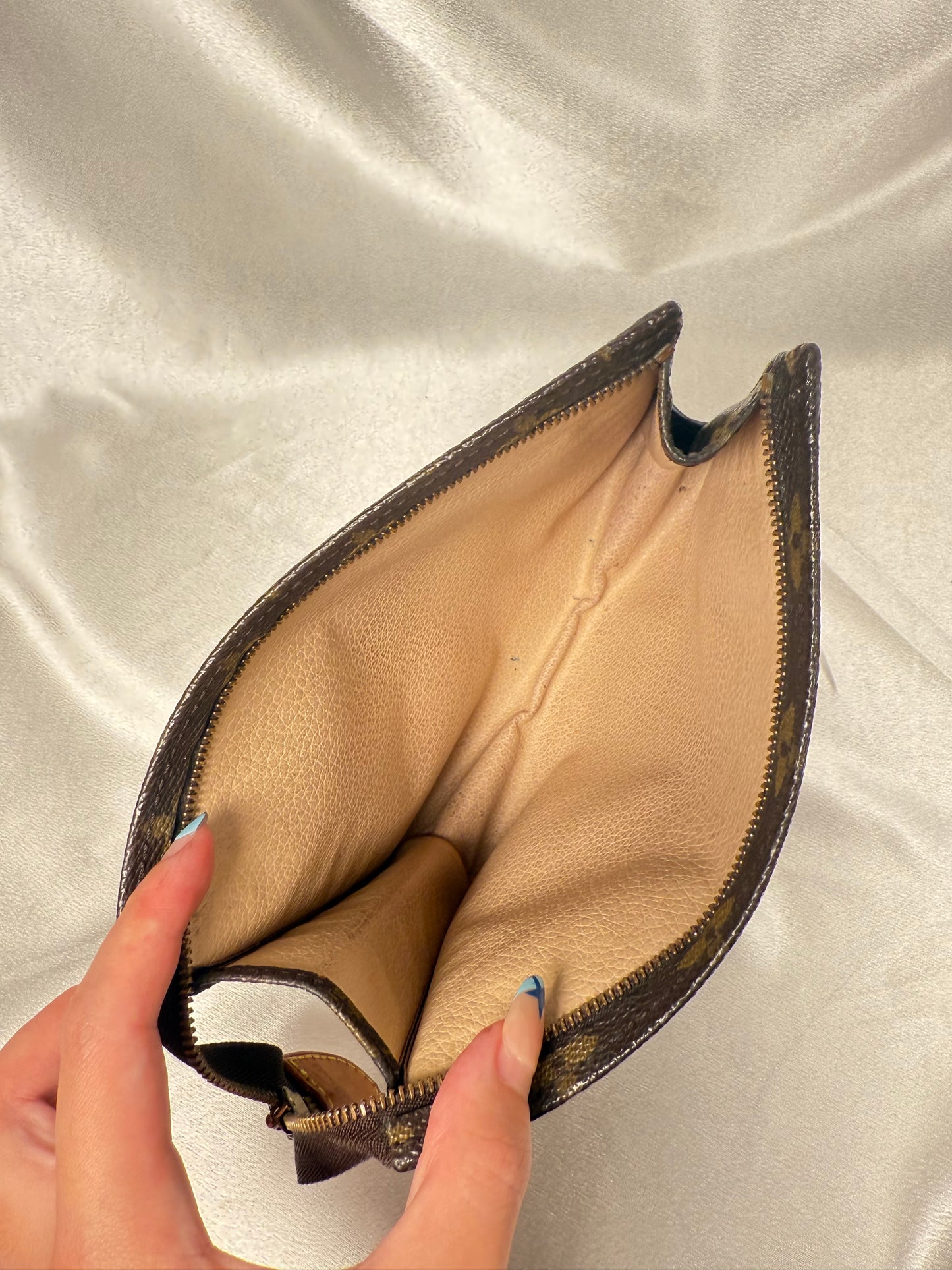 Louis Vuitton Toiletry 19