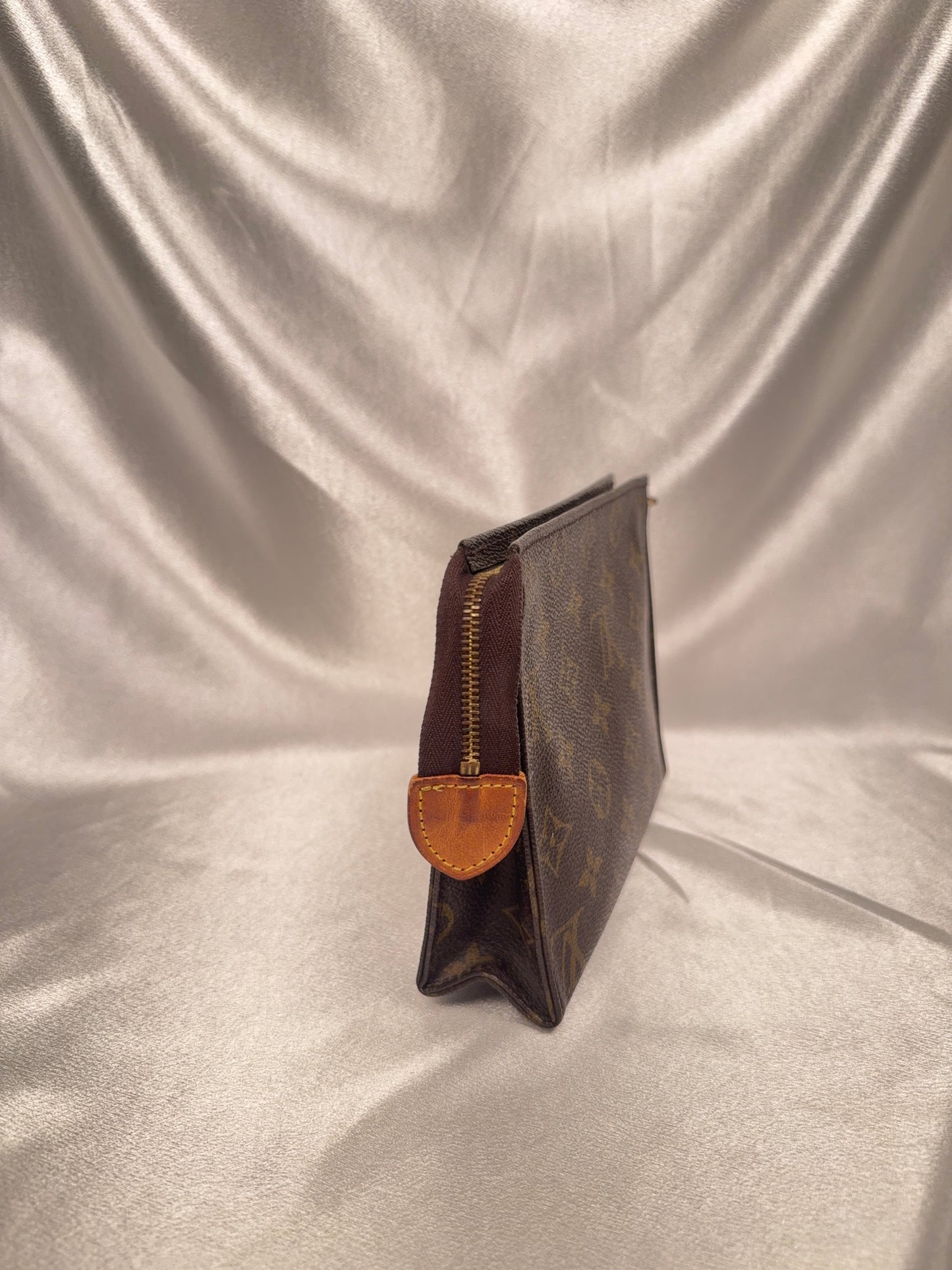 Louis Vuitton Toiletry 19