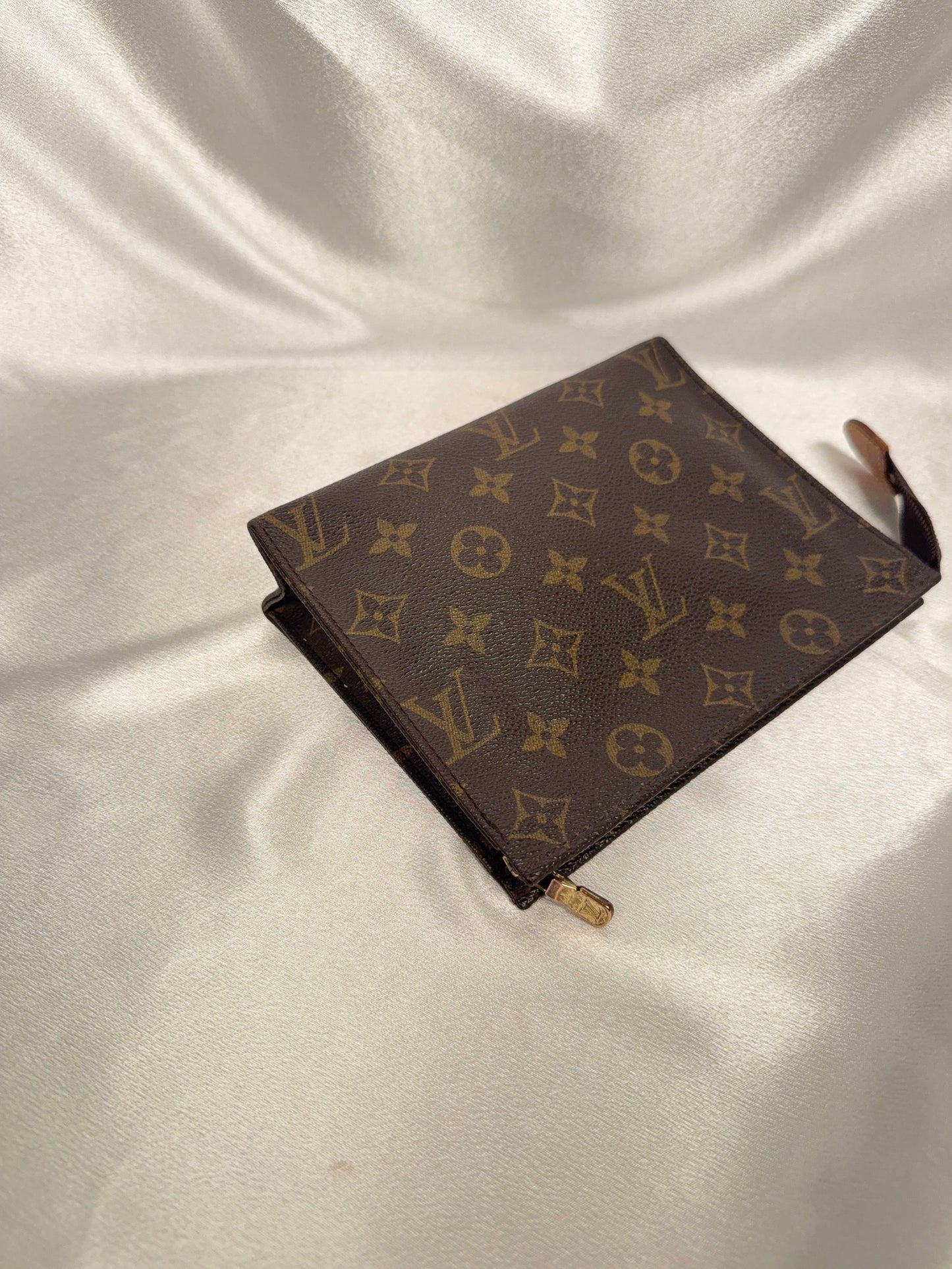 Louis Vuitton Toiletry 19