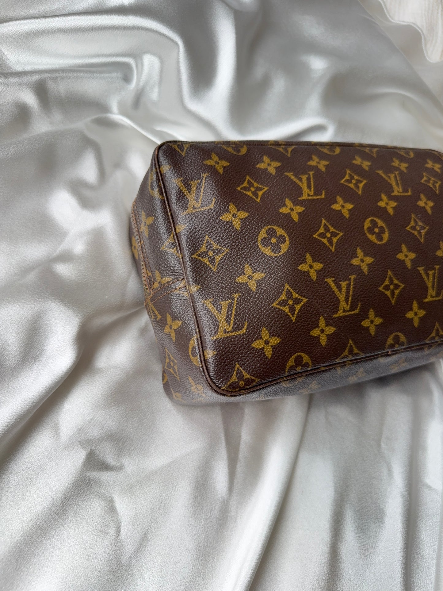 Louis Vuitton trousse 28 toilette