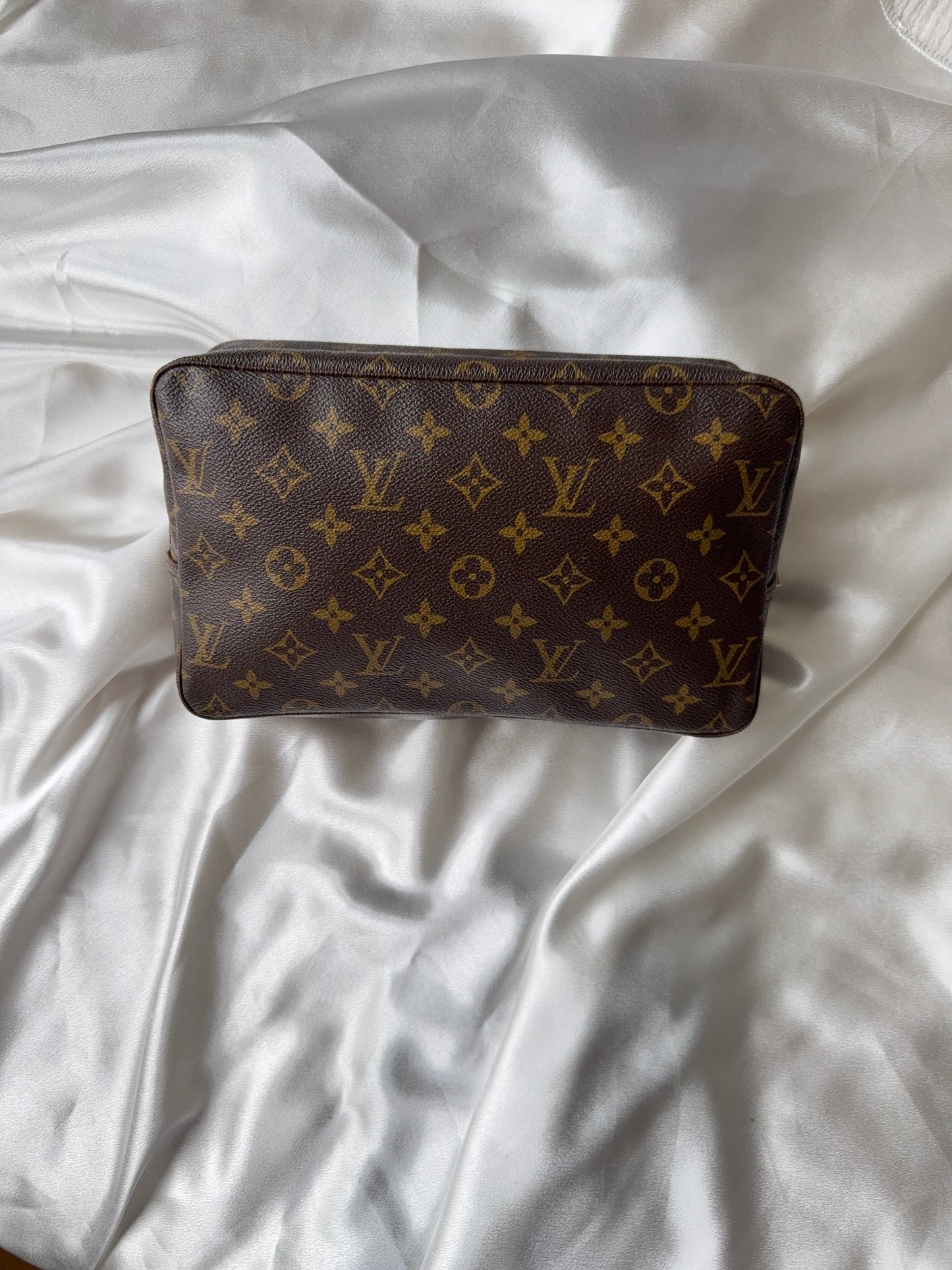 Louis Vuitton trousse 28 toilette