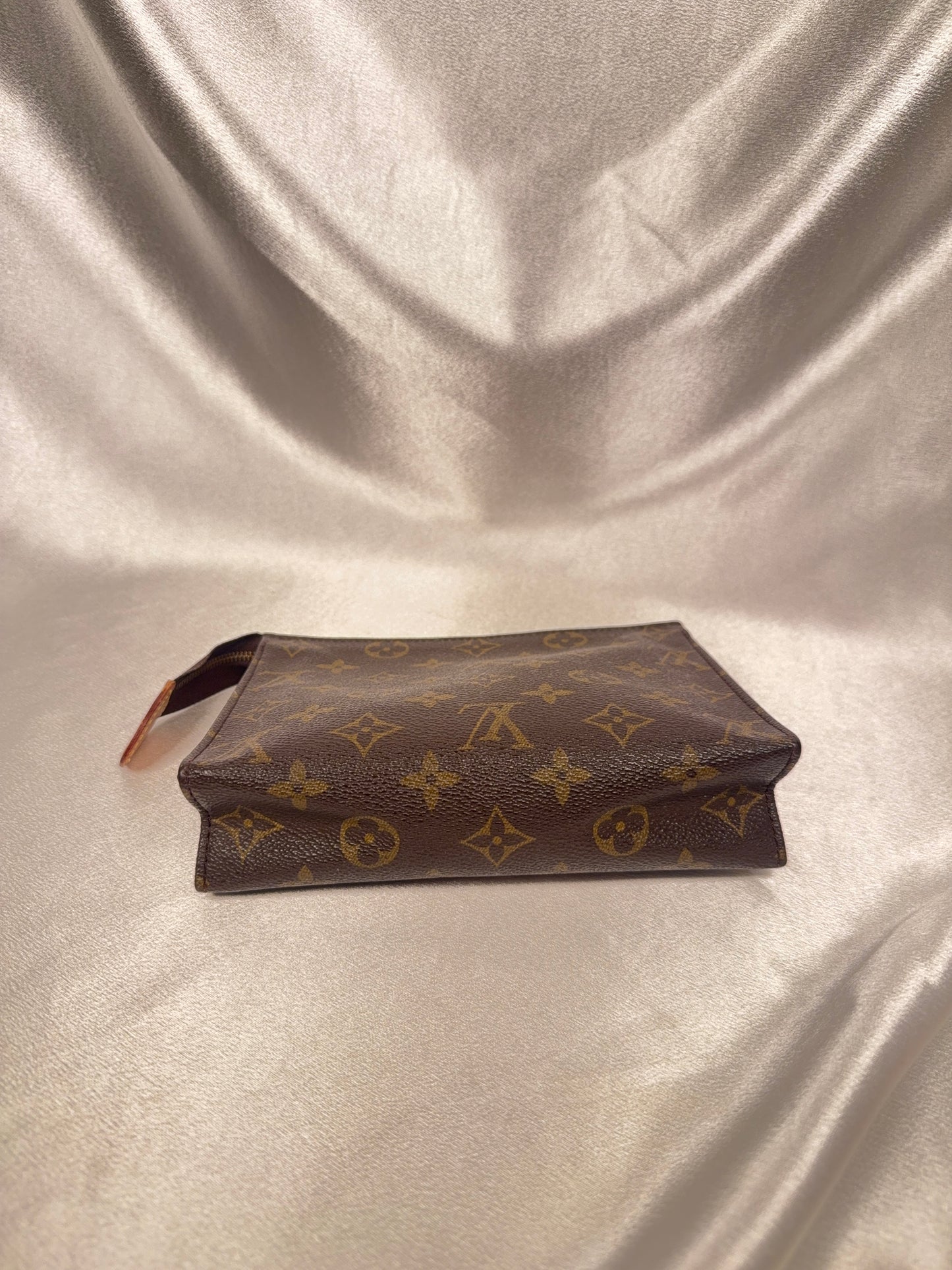 Louis Vuitton Toiletry 19