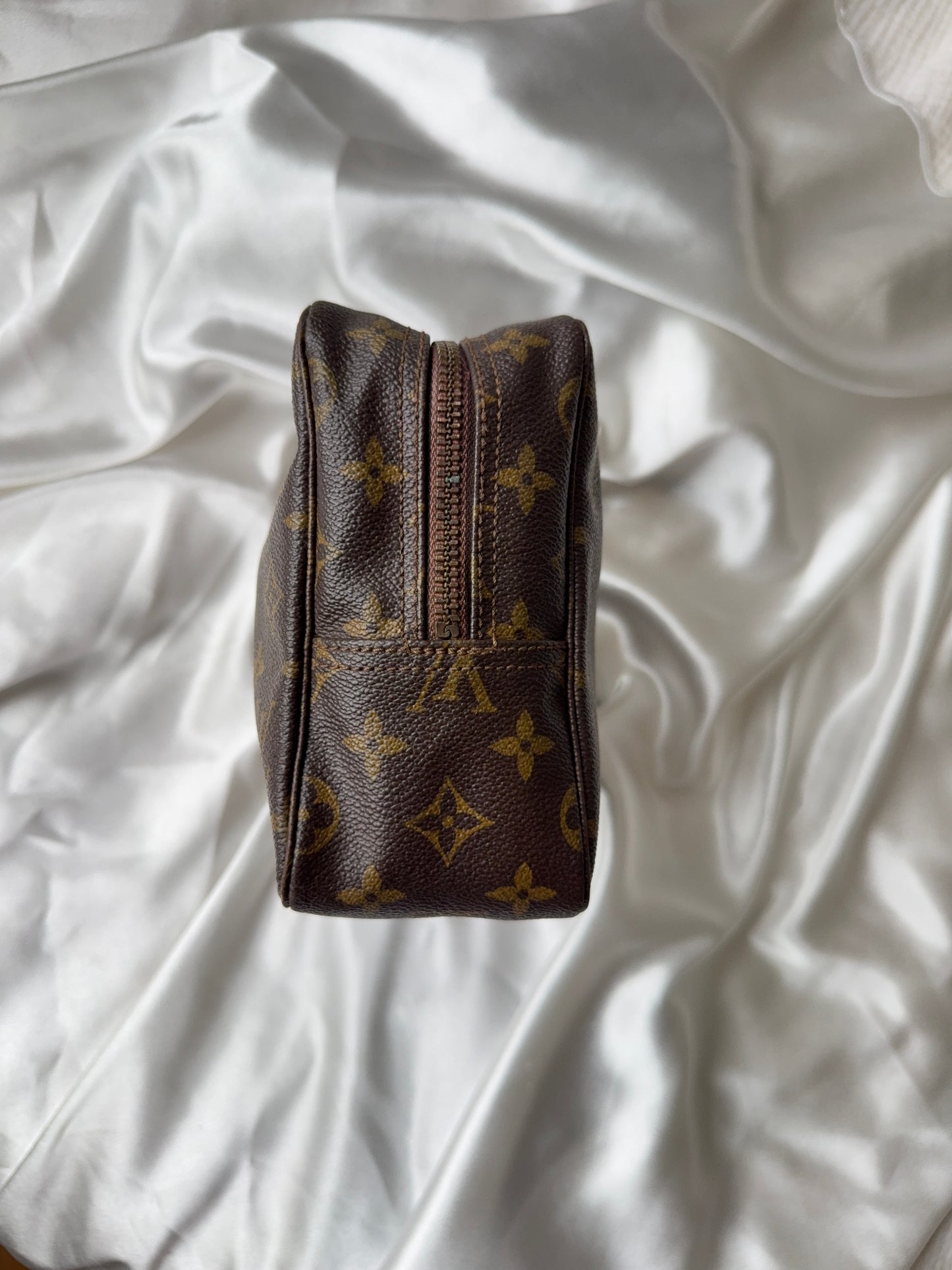 Louis Vuitton trousse 28 toilette