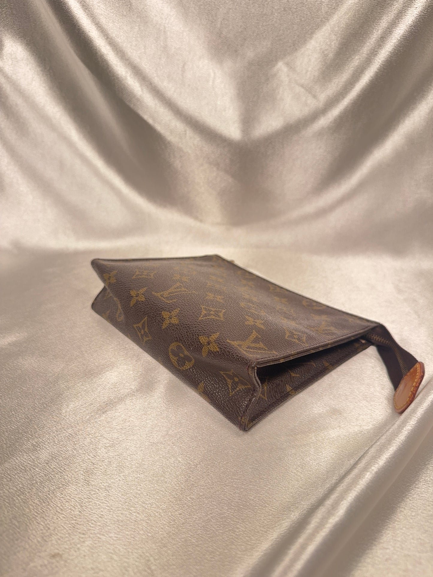 Louis Vuitton Toiletry 19