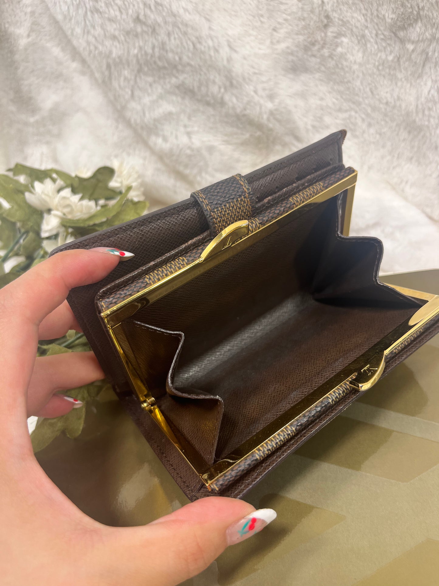 Authentic pre-owned Louis Vuitton kisslock wallet damier ebene