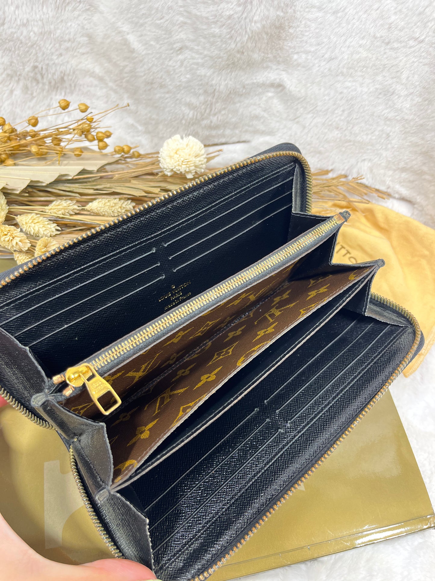 Authentic pre-owned Louis Vuitton retiro compact zippy wallet