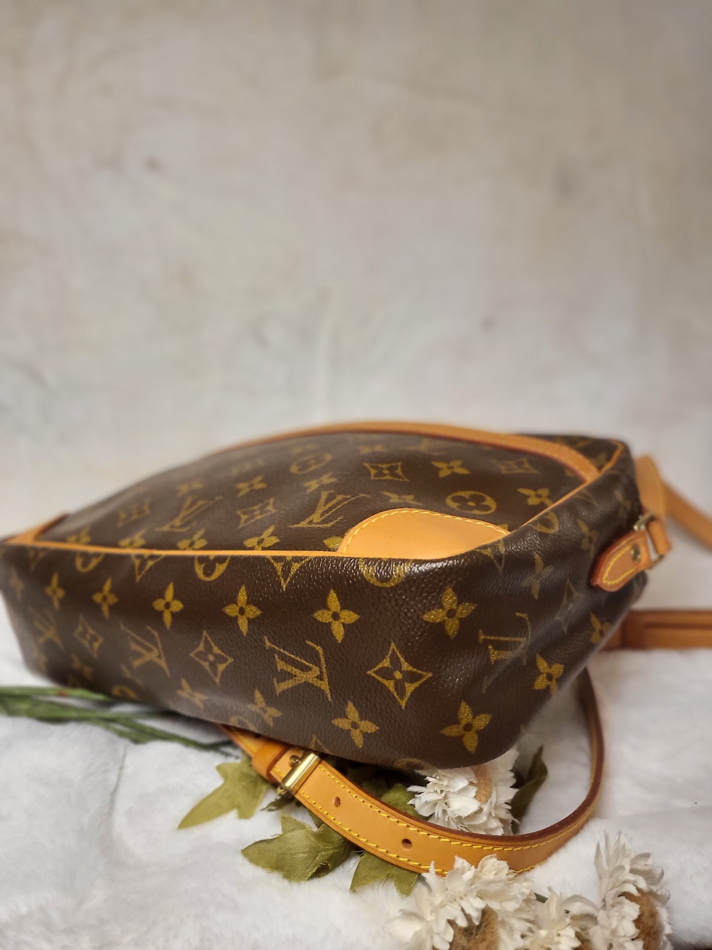 Authentic pre-owned Louis Vuitton Trocadero 30 crossbody shoulder bag