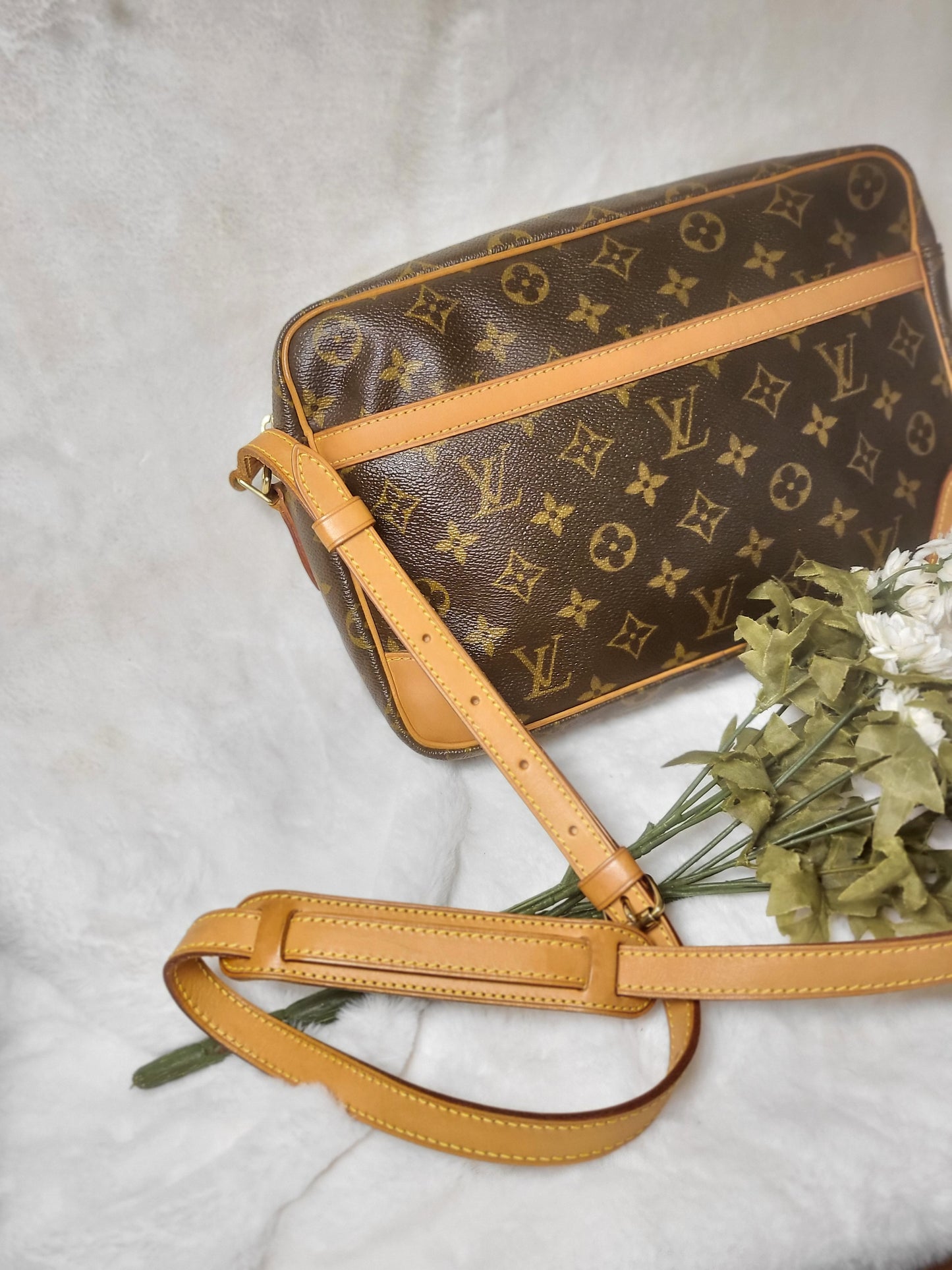 Authentic pre-owned Louis Vuitton Trocadero 30 crossbody shoulder bag