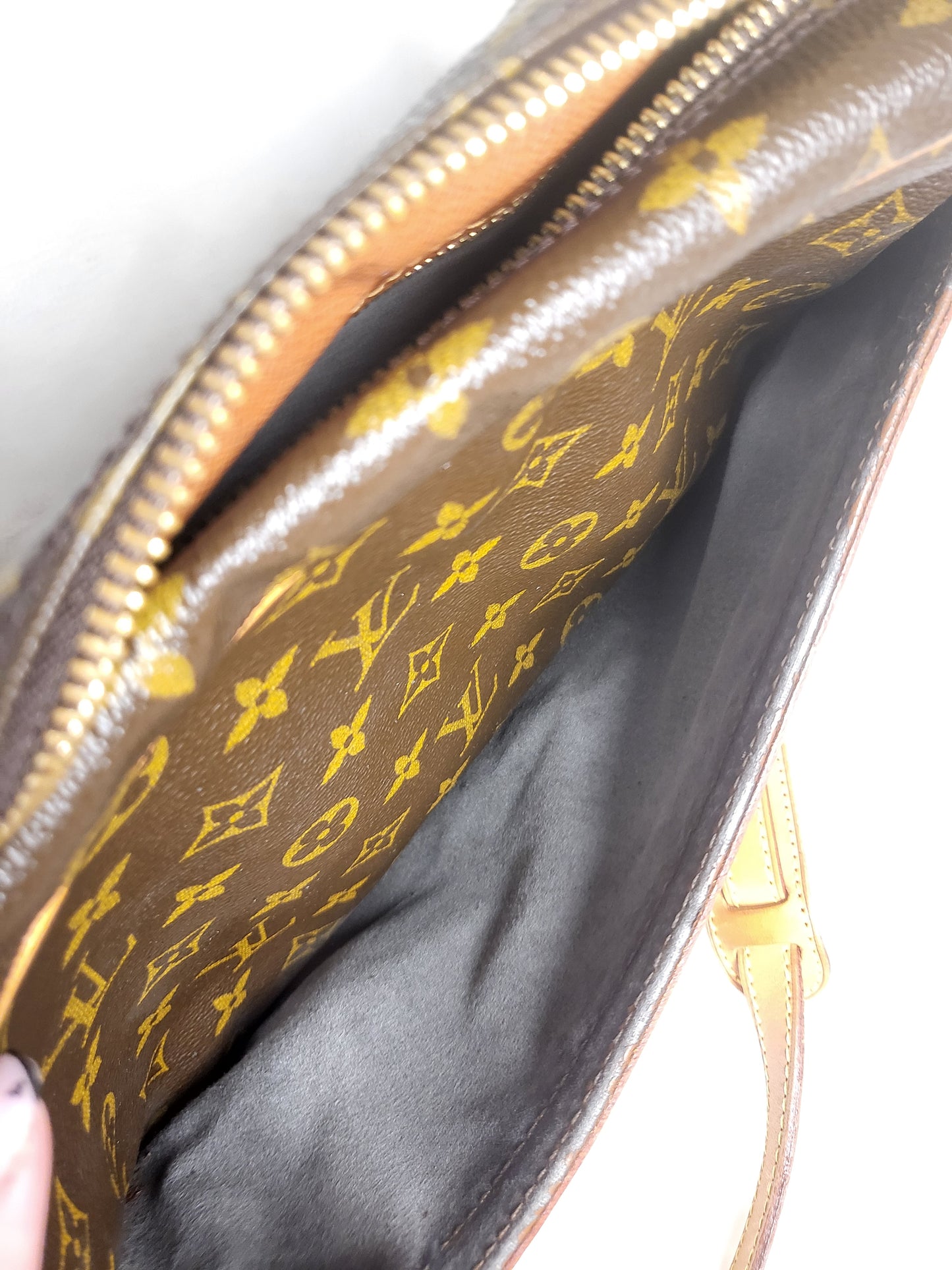 Authentic pre-owned Louis Vuitton Trocadero 30 crossbody shoulder bag