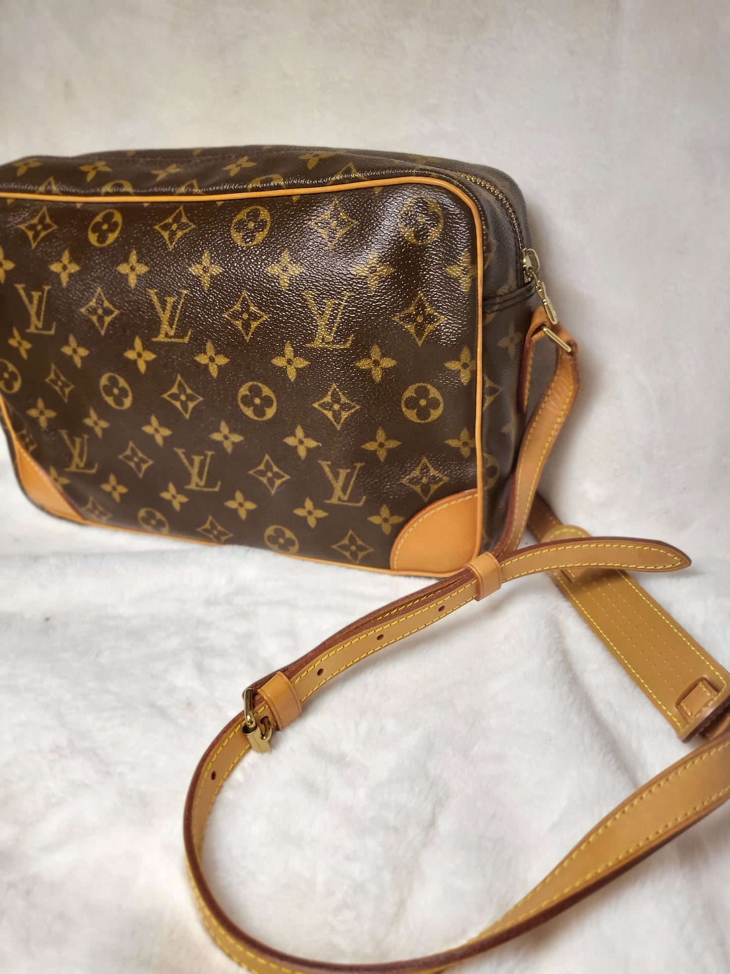 Authentic pre-owned Louis Vuitton Trocadero 30 crossbody shoulder bag