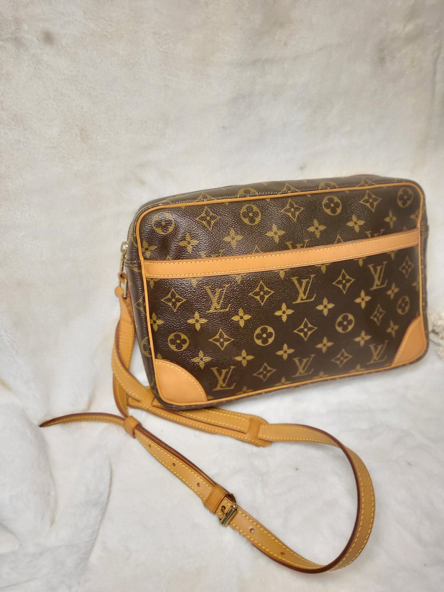 Authentic pre-owned Louis Vuitton Trocadero 30 crossbody shoulder bag
