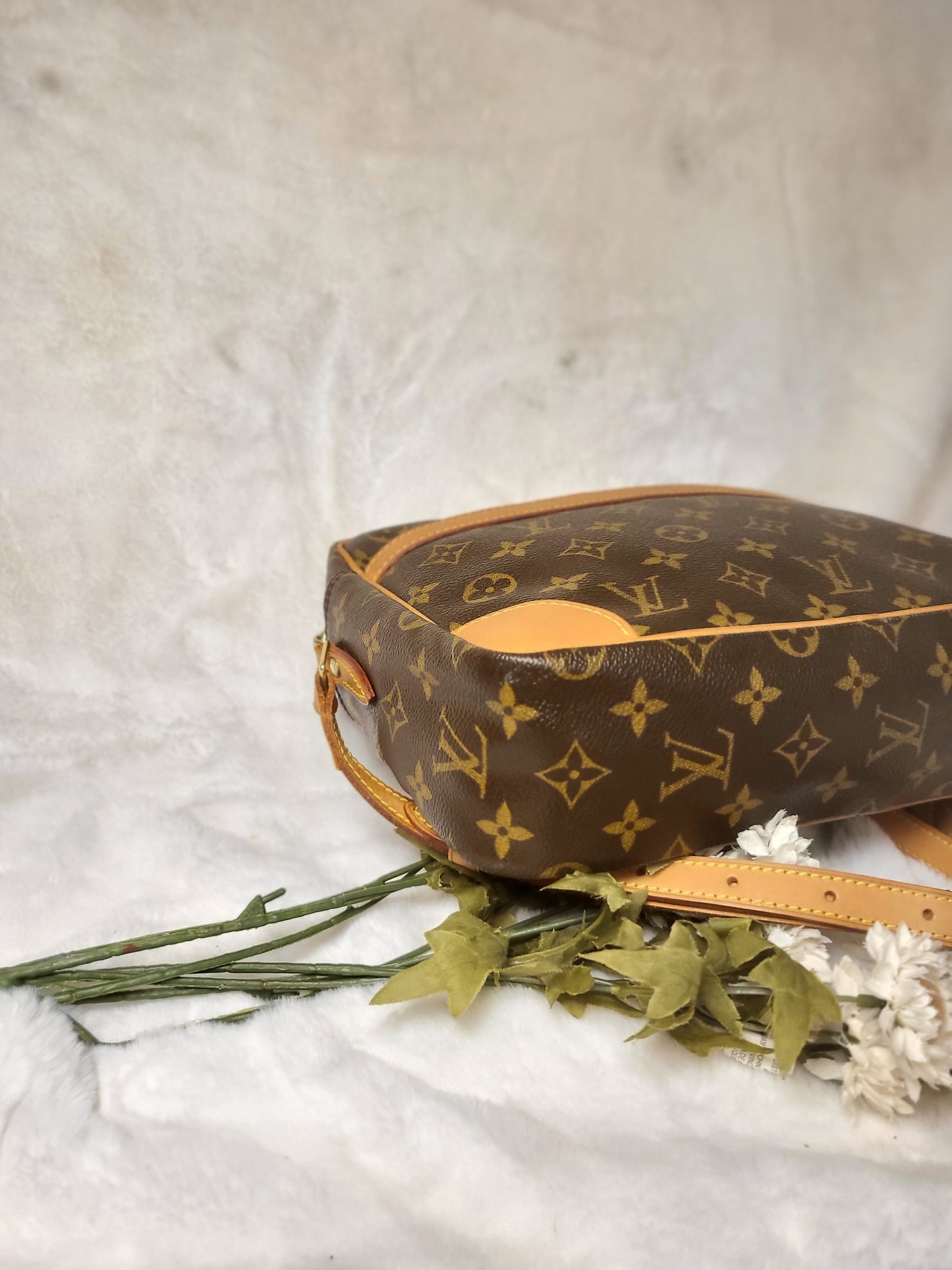 Authentic pre-owned Louis Vuitton Trocadero 30 crossbody shoulder bag
