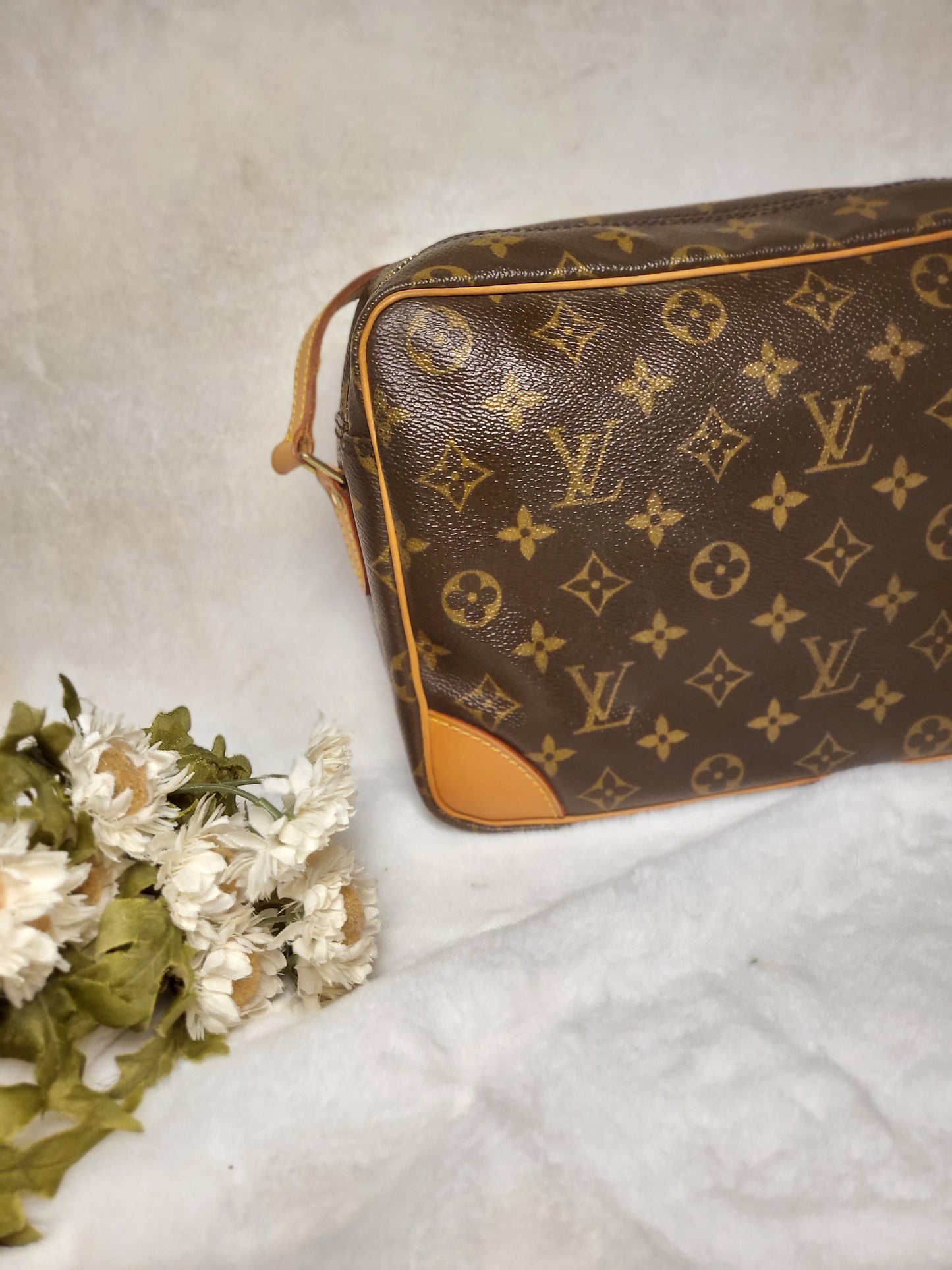 Authentic pre-owned Louis Vuitton Trocadero 30 crossbody shoulder bag