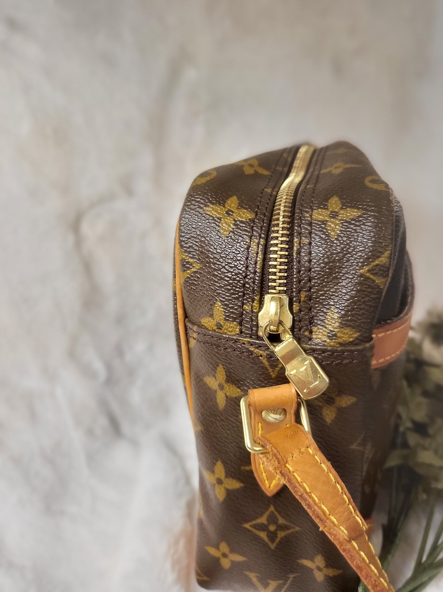 Authentic pre-owned Louis Vuitton Trocadero 30 crossbody shoulder bag