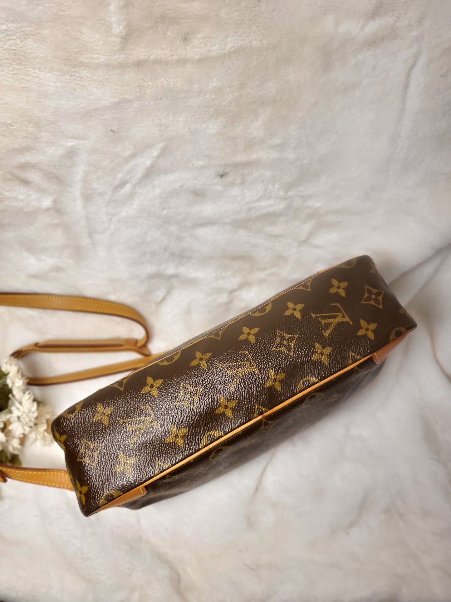 Authentic pre-owned Louis Vuitton Trocadero 30 crossbody shoulder bag