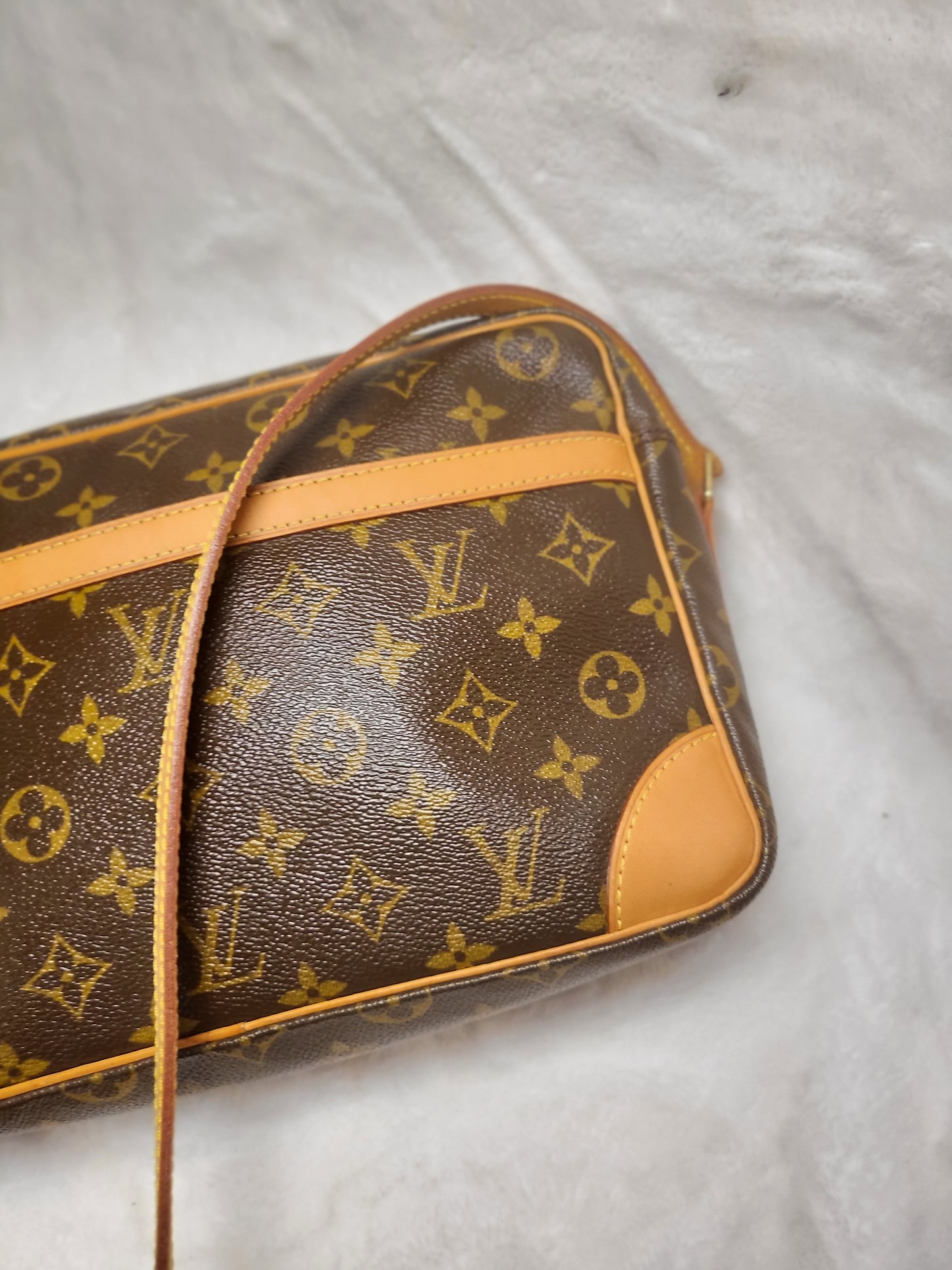 Authentic pre-owned Louis Vuitton Trocadero 30 crossbody shoulder bag