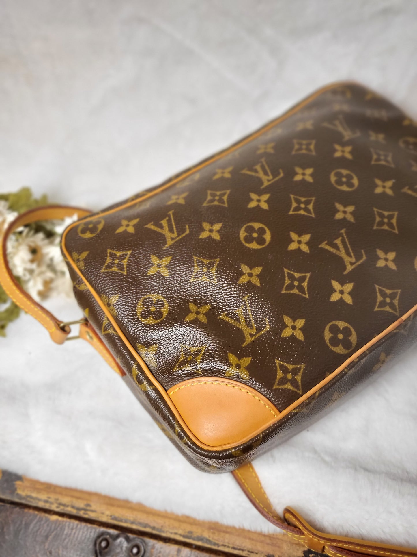 Authentic pre-owned Louis Vuitton Trocadero 30 crossbody shoulder bag